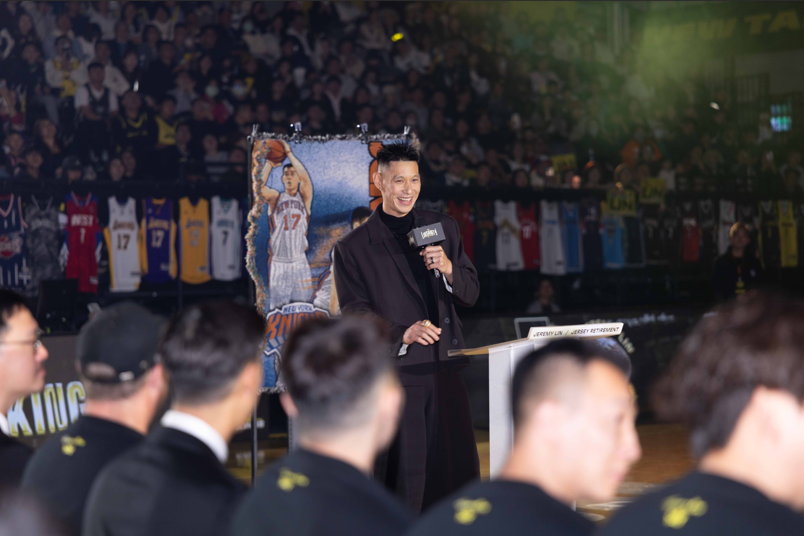 林書豪在他各隊球衣環繞下分享球員生涯小故事。新北國王提供