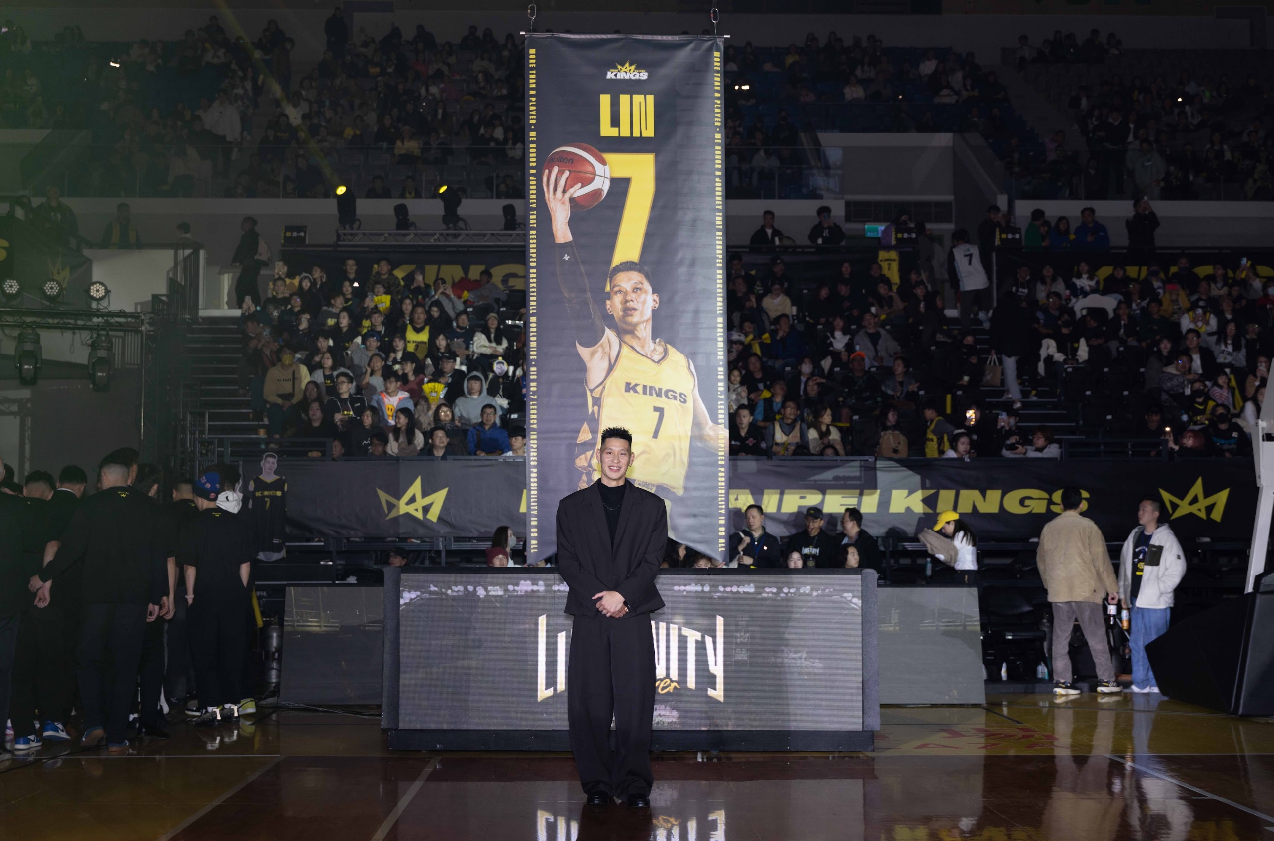 林書豪的球衣退休拉上球場。新北國王提供