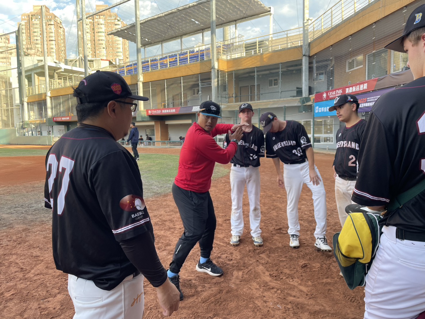 陳冠任指導澳洲青棒選手。記者劉峻誠攝