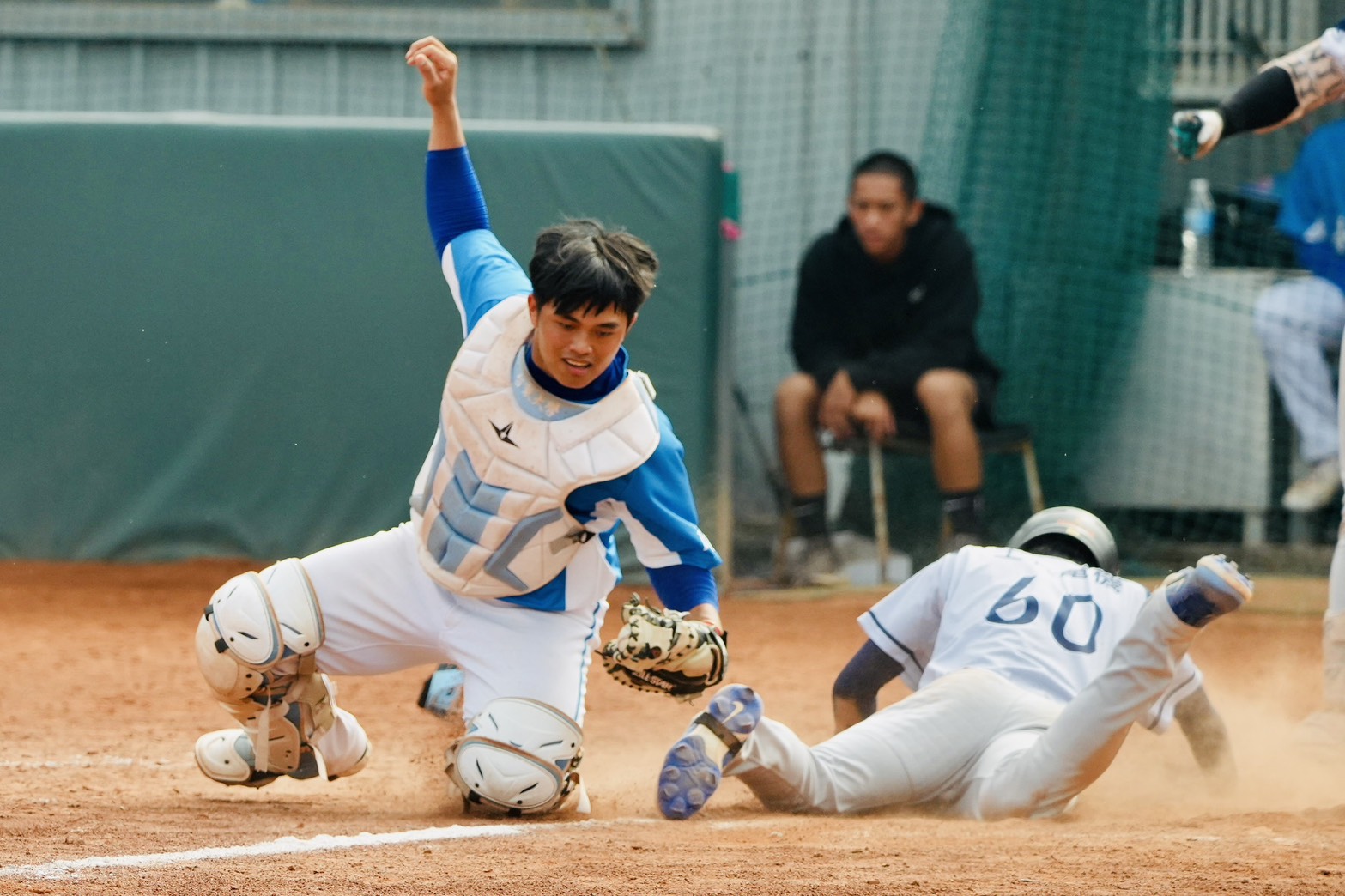 林承恩完成再見觸殺。大專體總提供