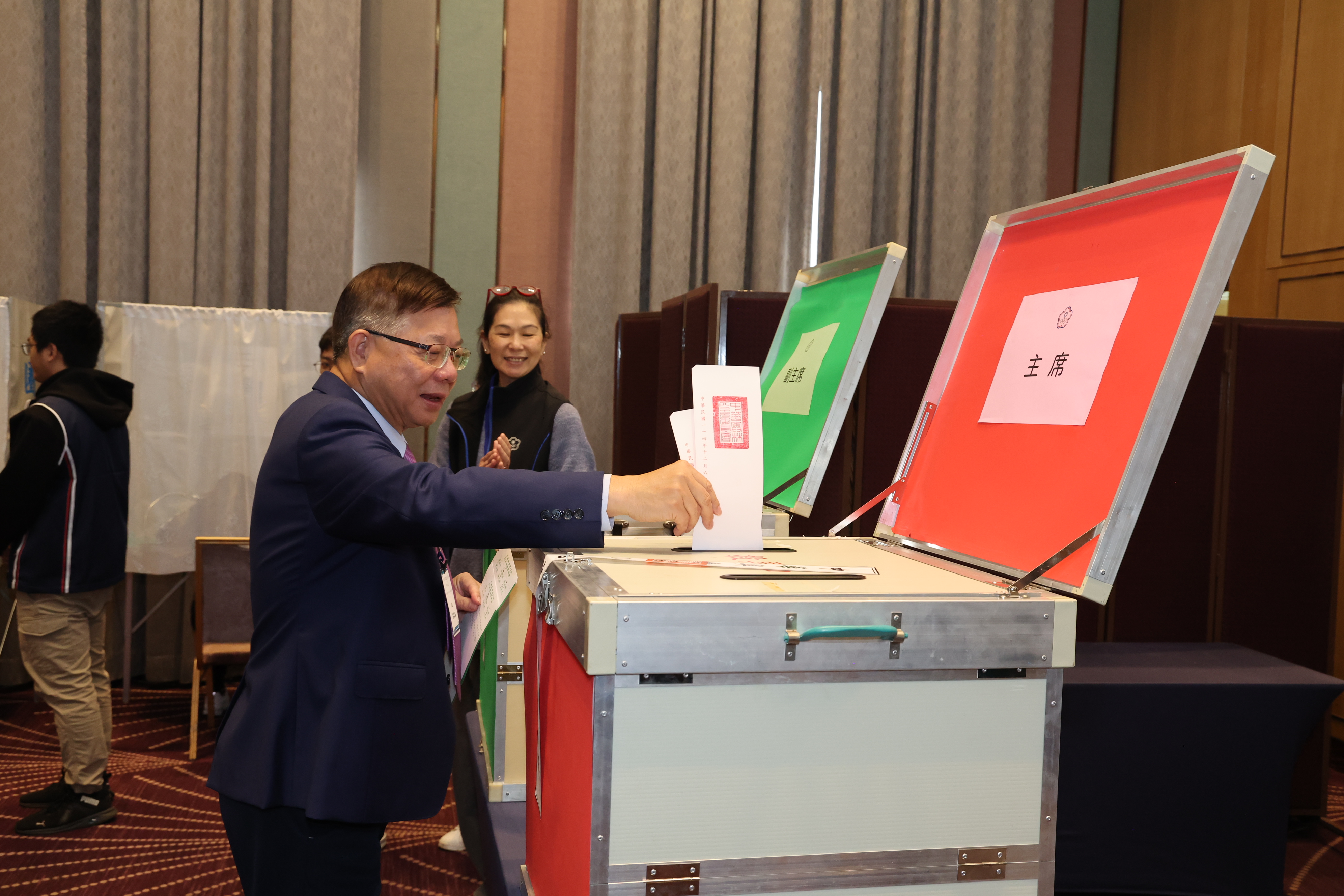 新任中華奧會主席蔡家福完成投票。中華奧會提供