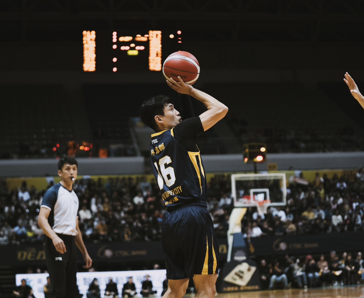 特攻林韋翰傷癒復出板凳出發攻下10分感謝訓練員。JIM攝