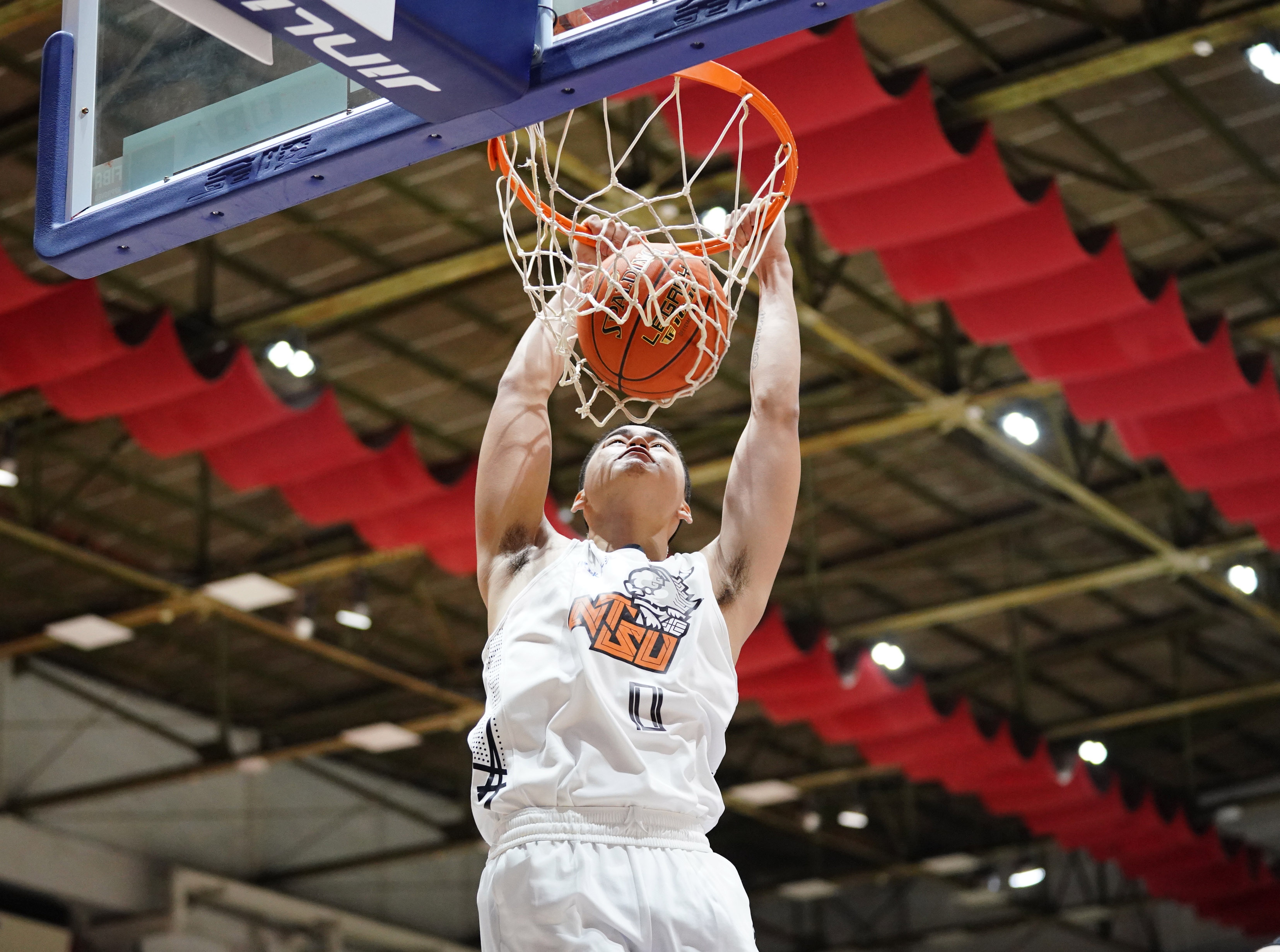 國立體大林睿軒雙手灌籃。大專體總提供