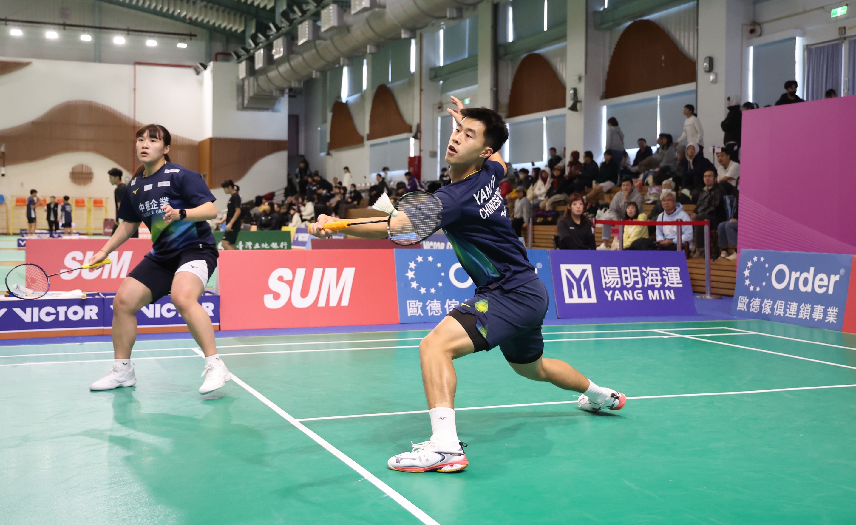 中租企業羽球隊在2026第1次全國羽球排名賽包辦3金1銀再度締造佳績,圖為此次混甲雙冠軍楊博智(右)與楊筑云(左)。中租提供