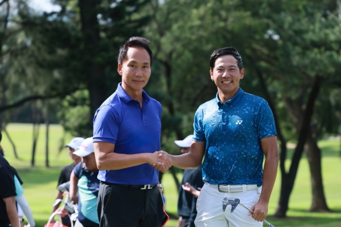 仰德集團董事長許育瑞(左)與台青盃冠軍廖崇漢。官方提供