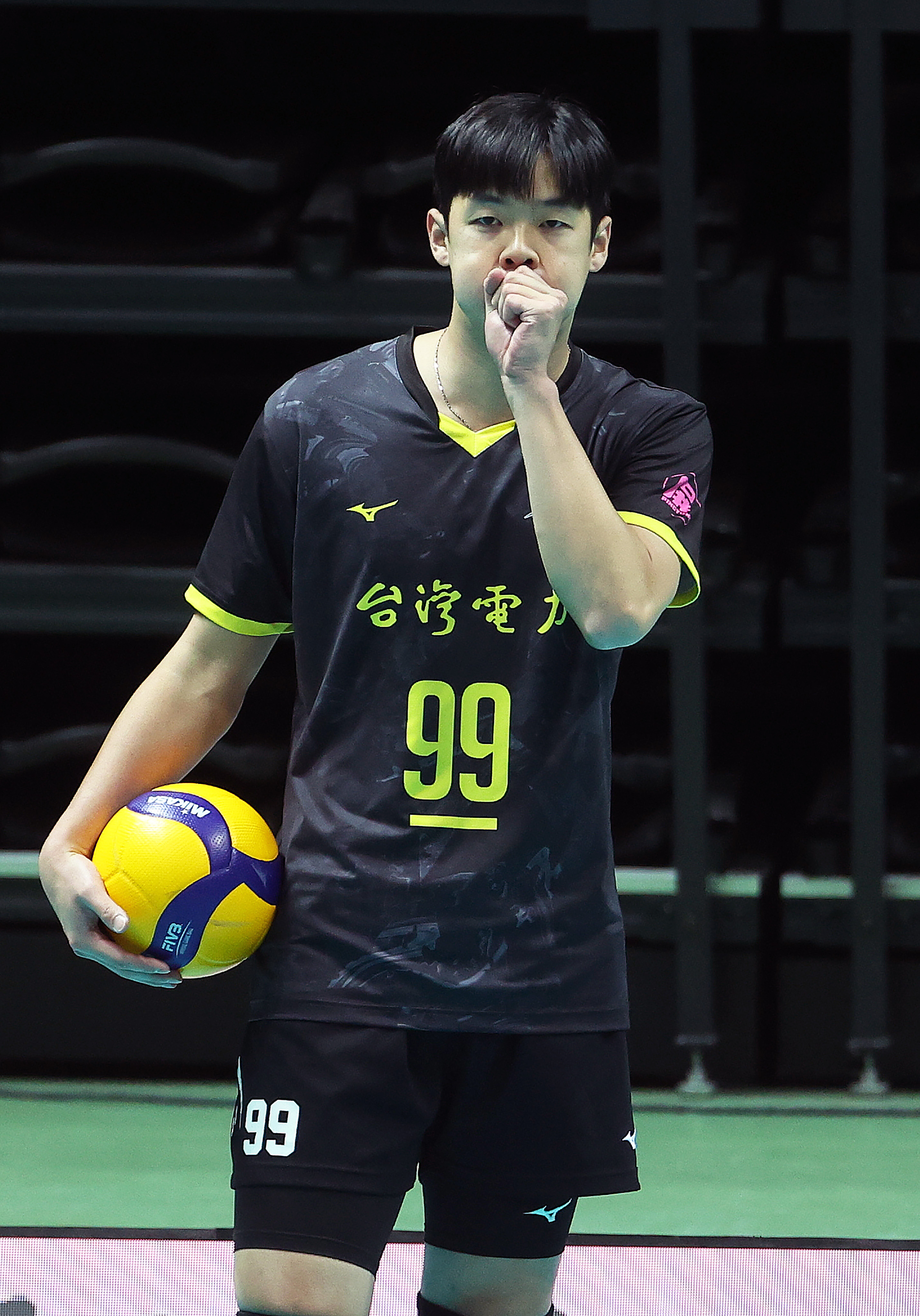 屏東台電男排隊長舉球對角黃正良入選名古運亞運培訓隊18人名單。排球協會提供
