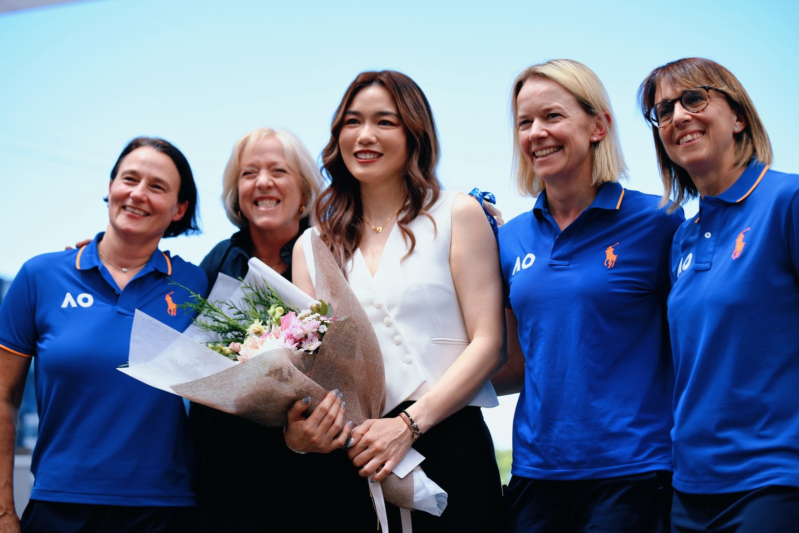 詹詠然（中）與一路守護其職業生涯的 Wta 防護員團隊合影Joyce Lau 提供