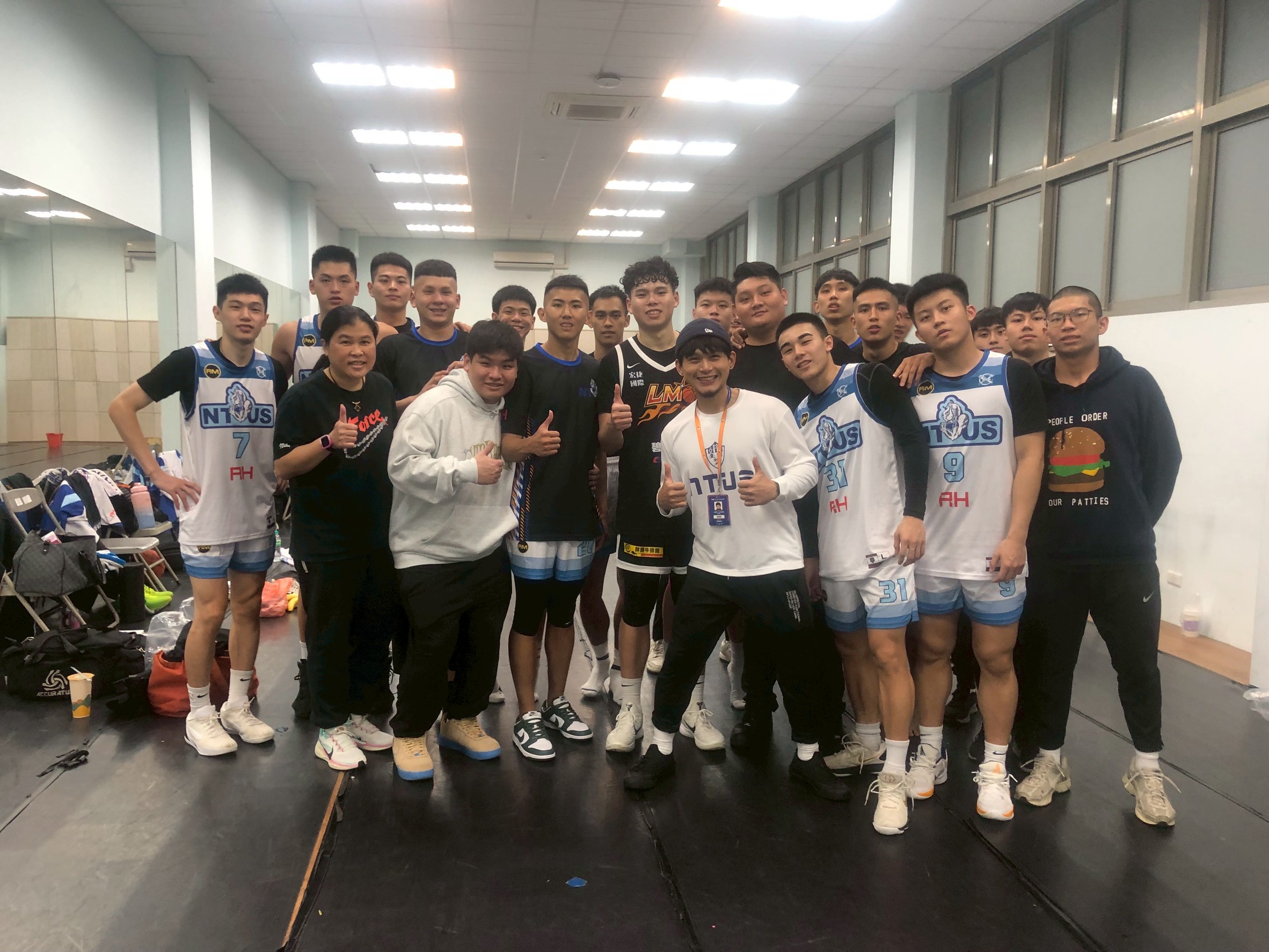 黎明謝侄豈(中)與前臺體教練田本玉及隊友。大專體總提供