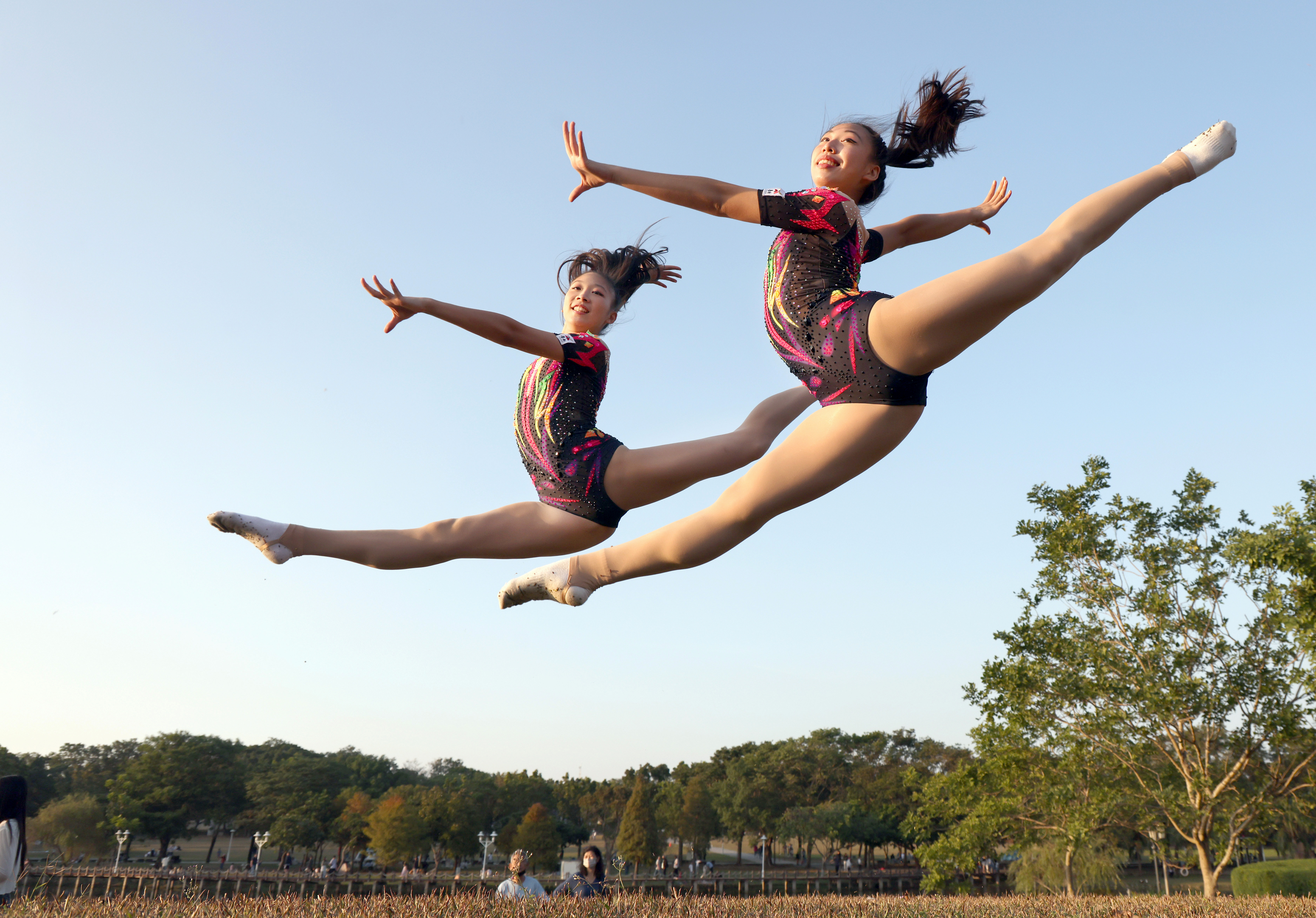 喻婷、喻涵這對罕見的韻律體操雙胞胎姐妹花，陽光下嶄露青春活力。特約記者 郭運復攝
