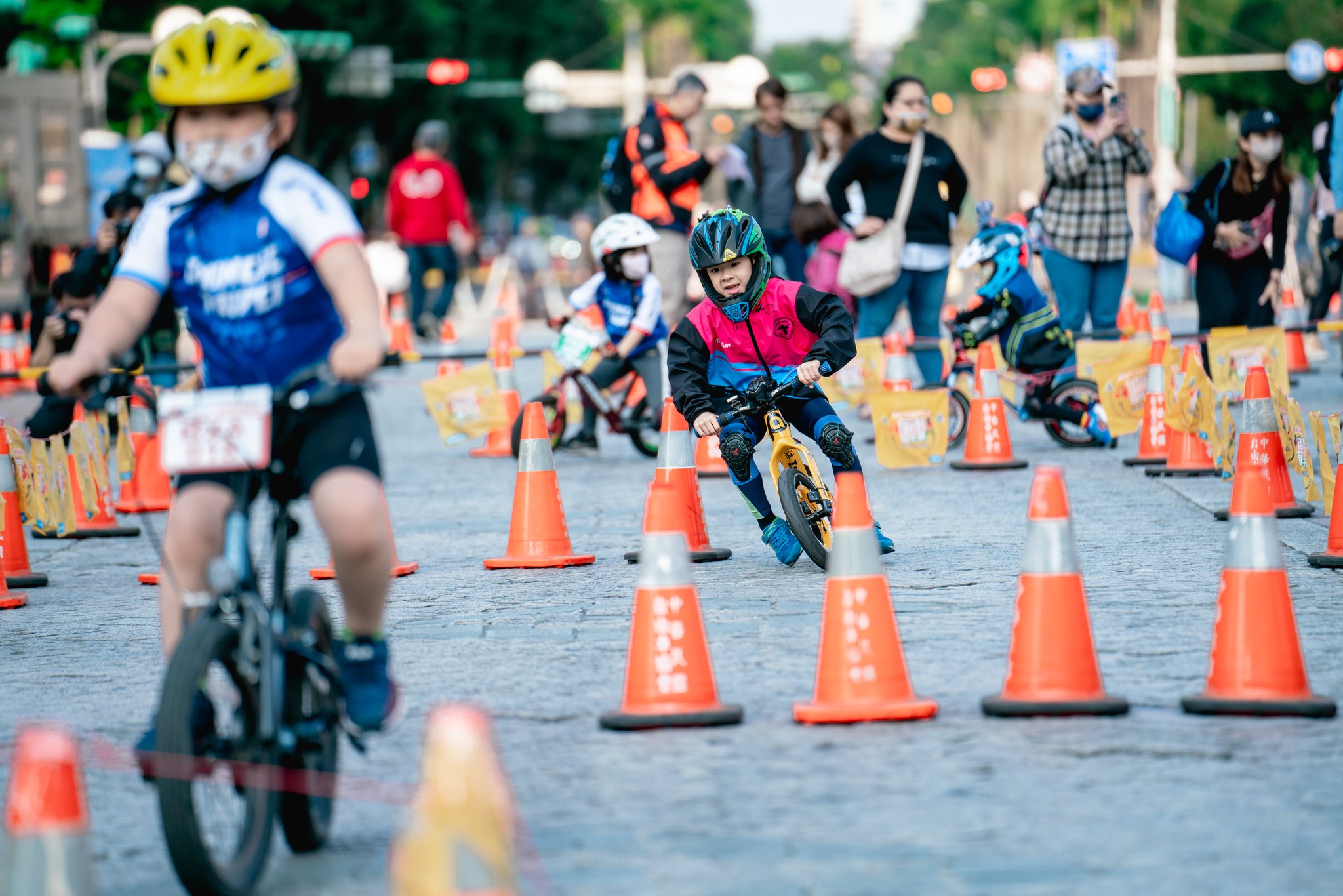 一起穿上中隊車衣在小小賽道裡競速。自由車協會提供