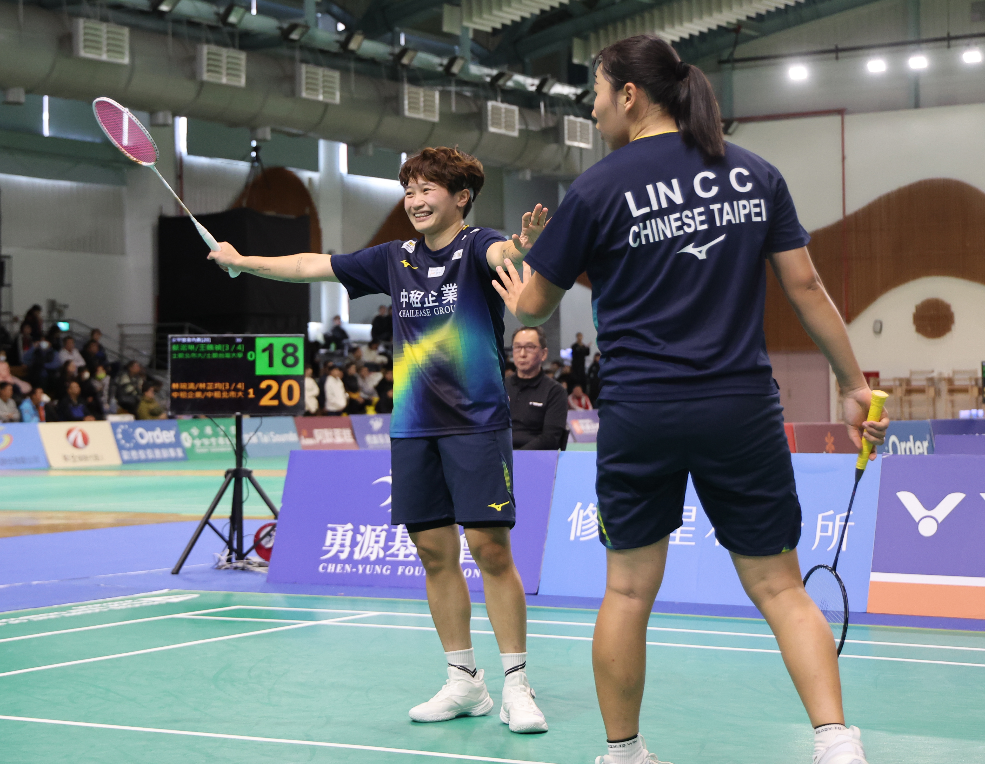 林琬清(左)打完最後一場比賽奪冠後告別球場。李天助攝