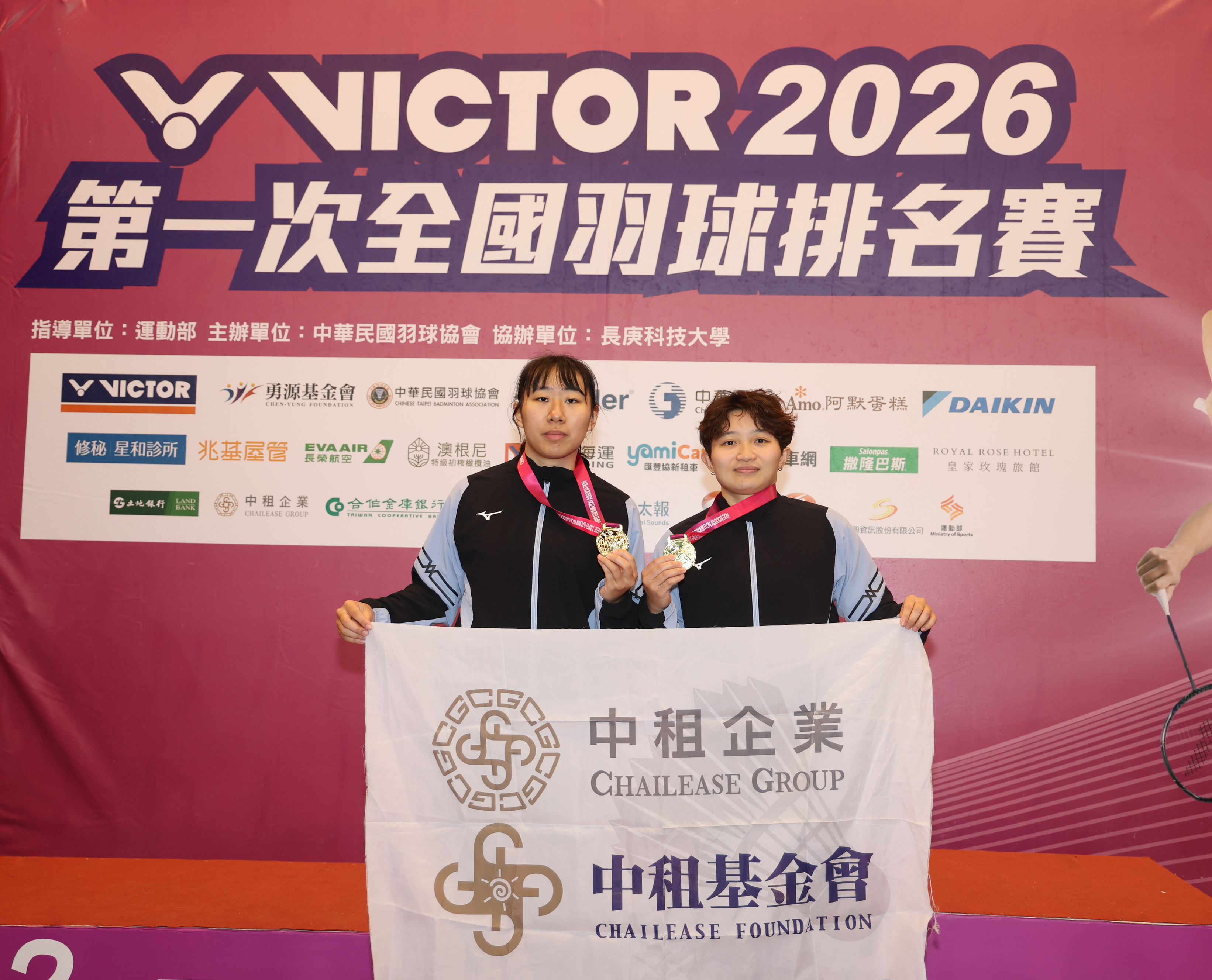 林琬清(右)帶著中租小將林芷均打下冠軍結束球員生涯。李天助攝