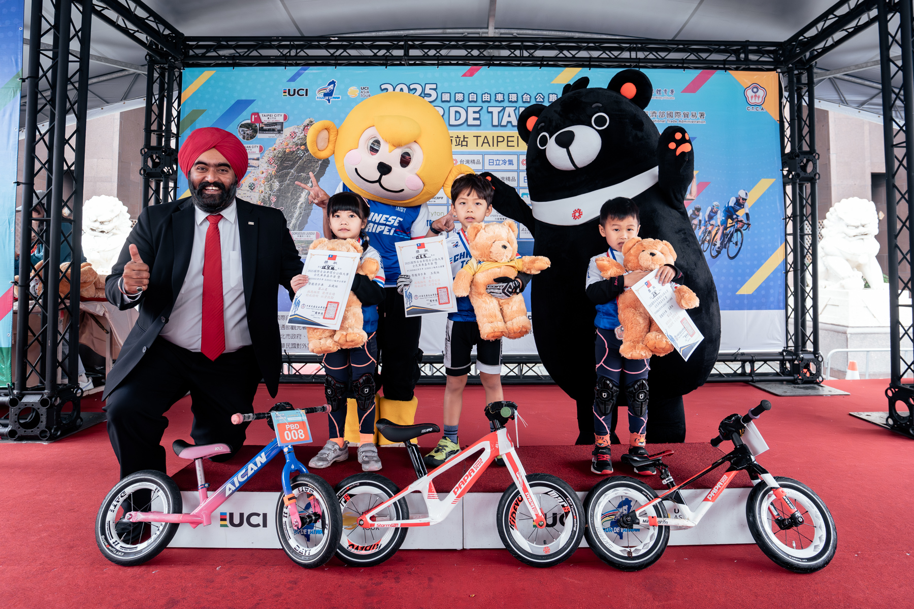 小朋友也可以站上跟國際選手一樣的頒獎台。自由車協會提供