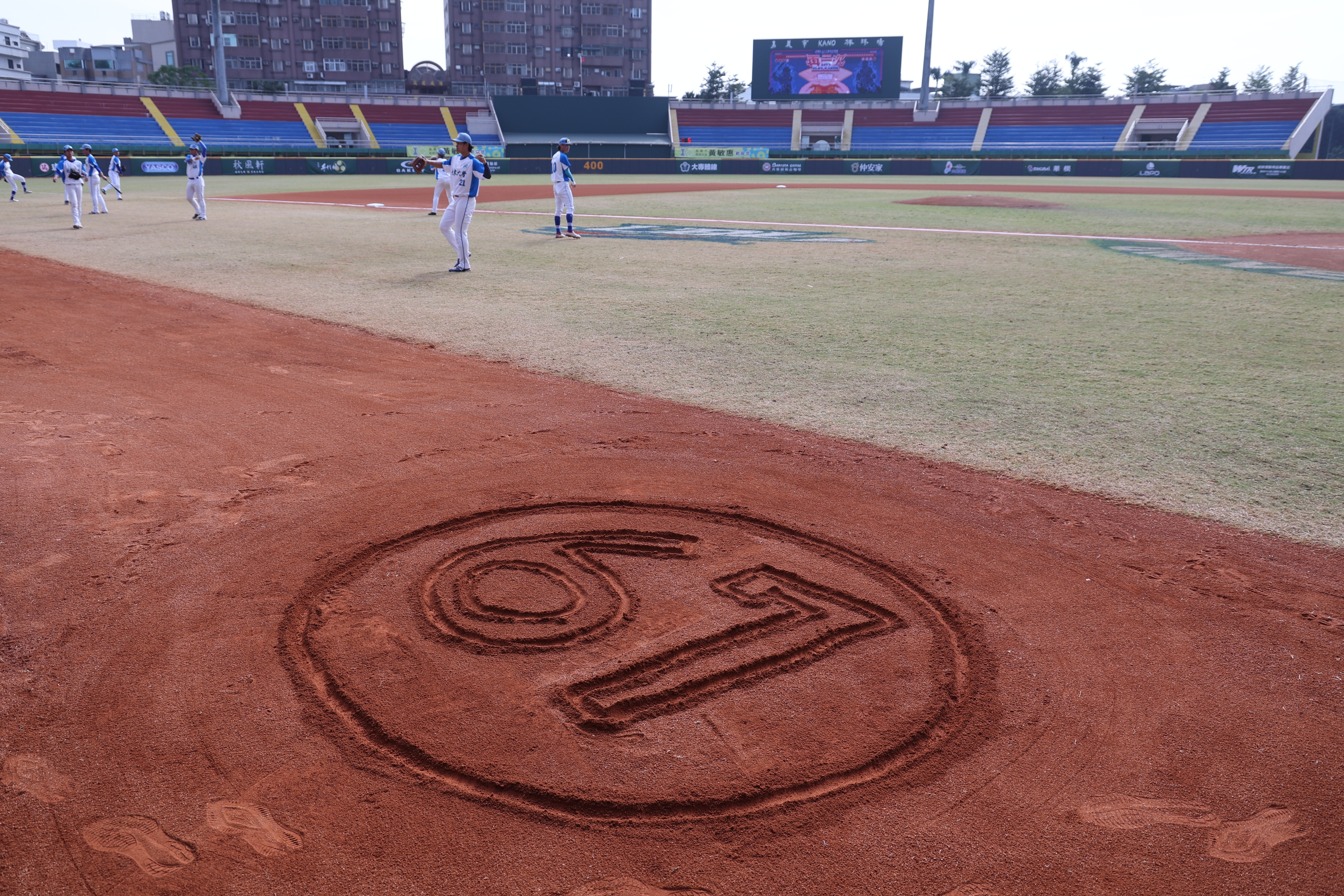 臺東大學在紅土寫上67號紀念賴丁誌。大專體總提供