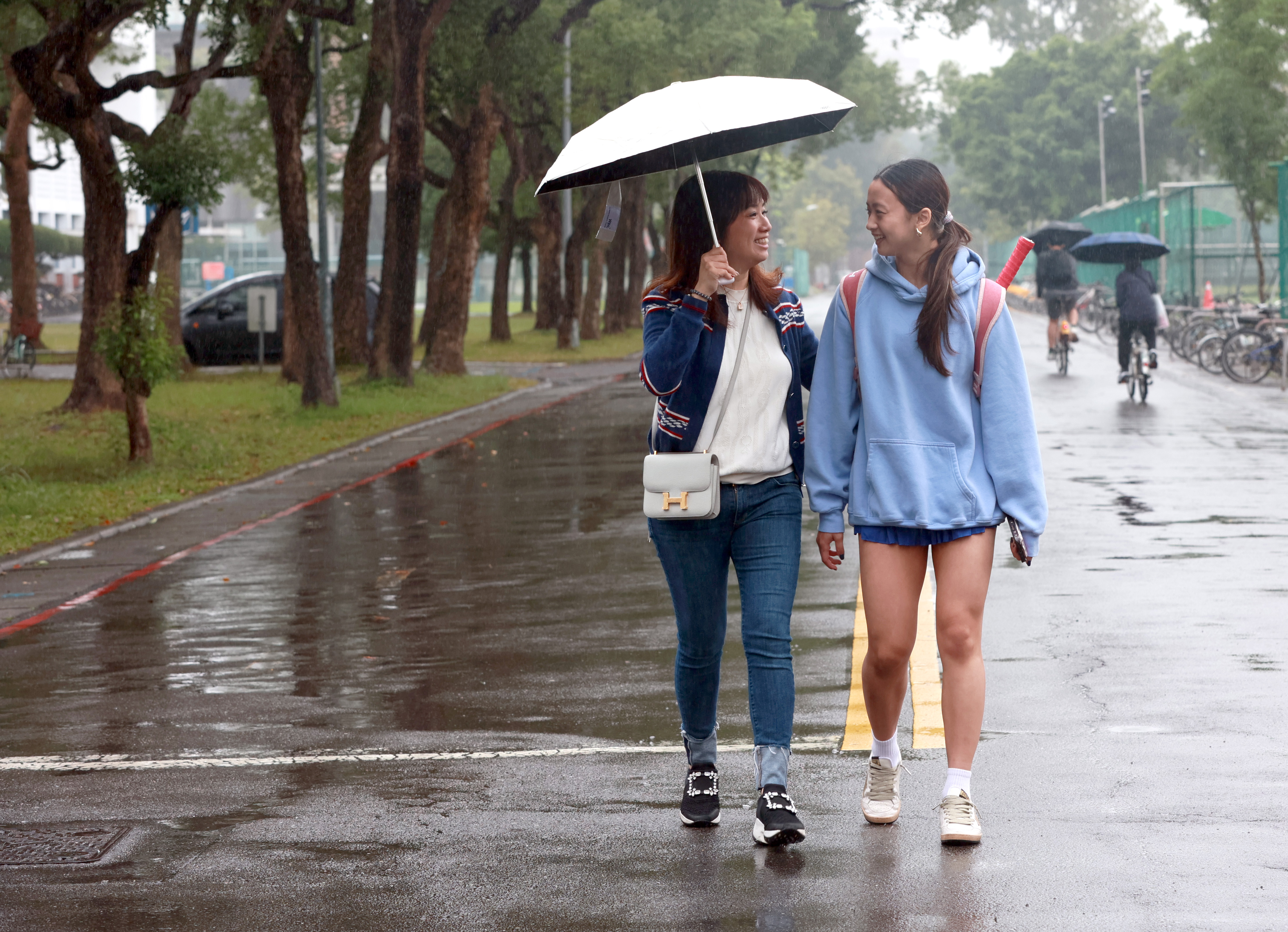 在媽媽陪伴下，壁球美少女宛雅Cordelia勇闖天涯。特約記者 郭運復攝