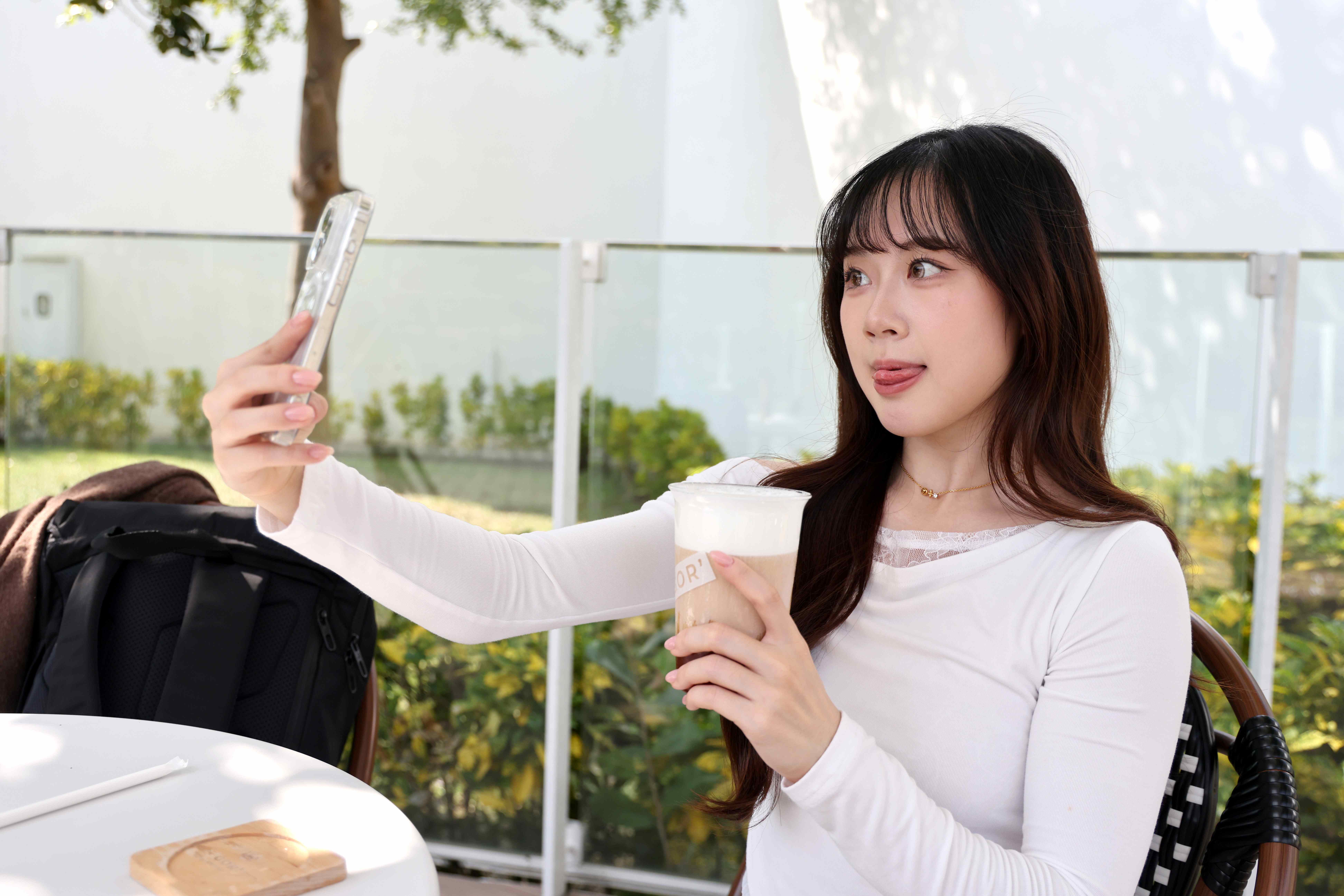 愛美的子星隨時隨地為自己記錄一下。特約記者 郭運復攝影