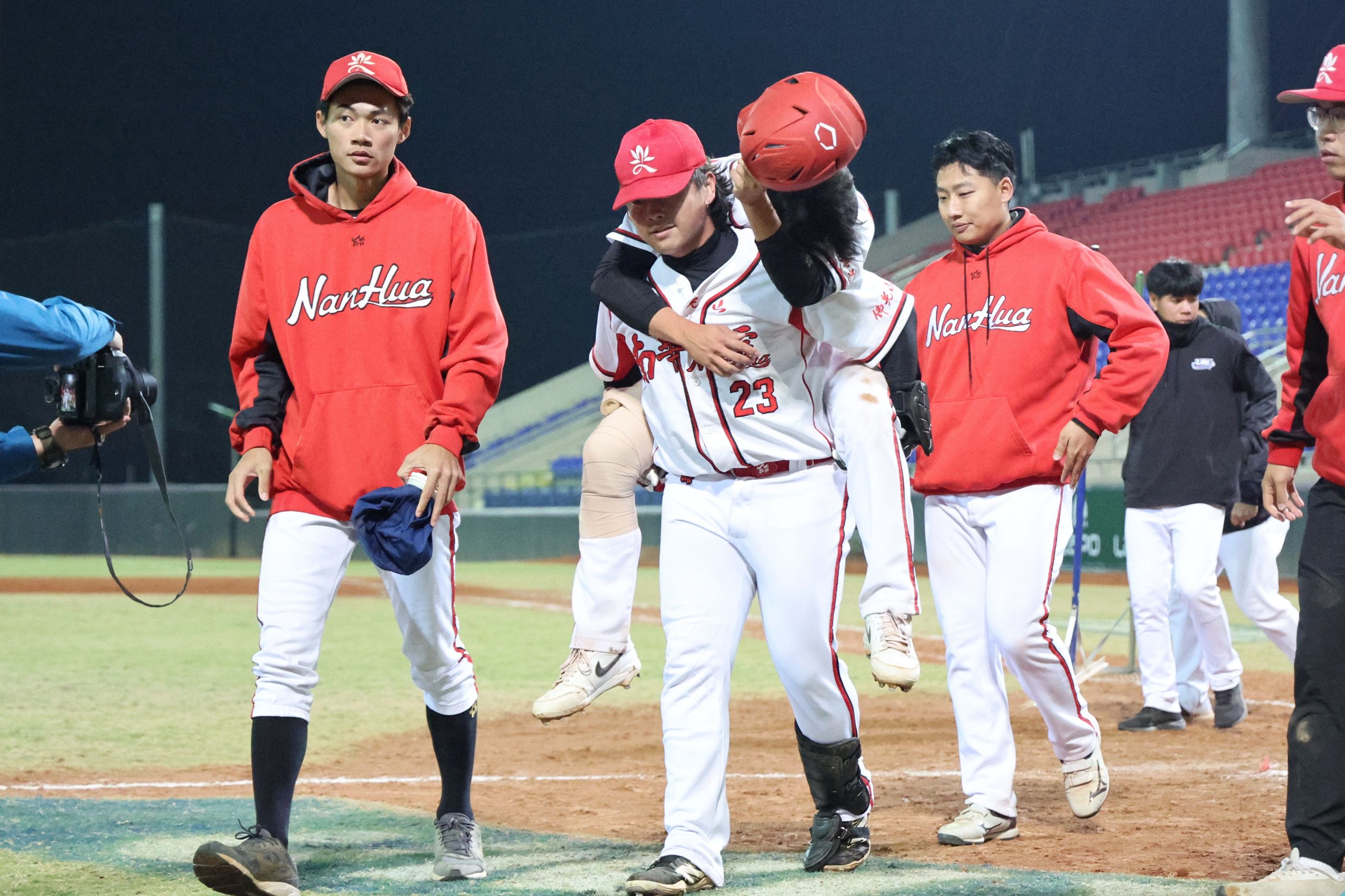 陳宥廷跑回再見分卻造成腳傷。大專體總提供