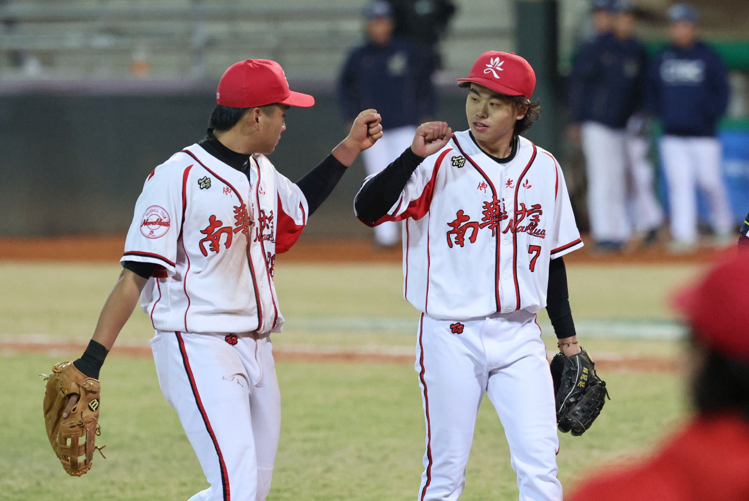 賴冠廷（右）後援7局完全封鎖中信打線。