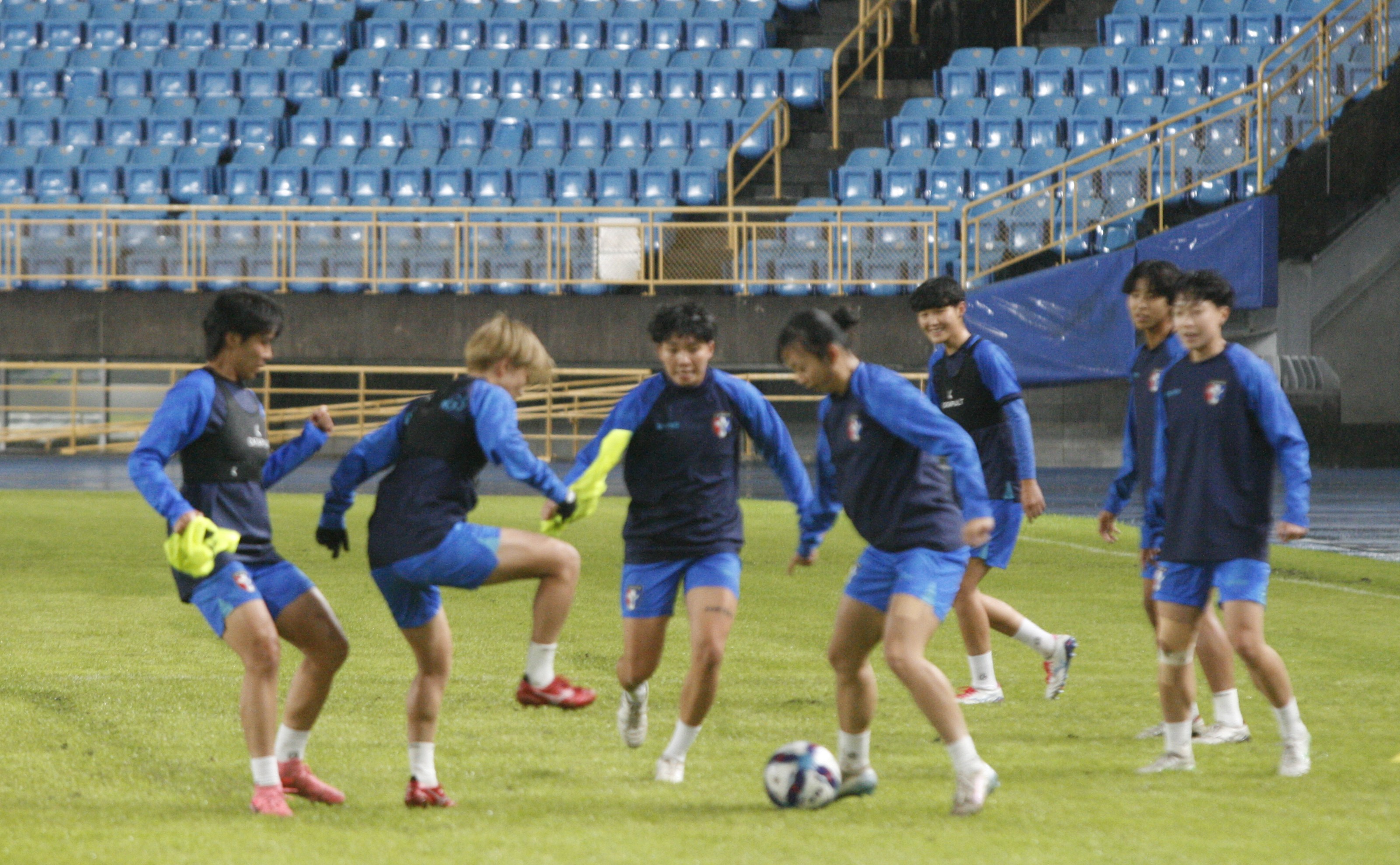 中華女足於雨中公開訓練。詹健全攝