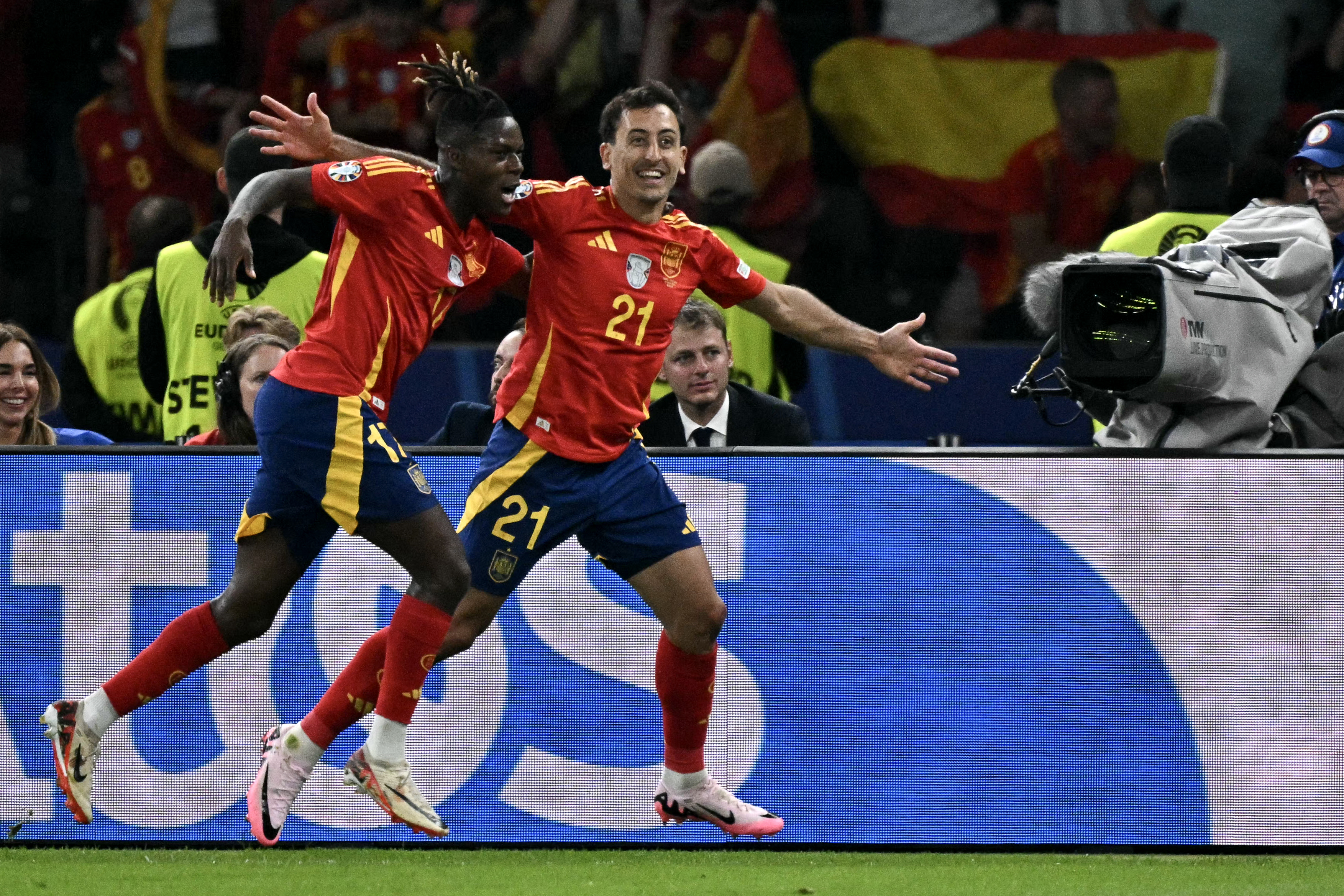 皇家社會雖防線不穩，但有新帥帶動氣勢，奧亞薩瓦爾（右）復出，關鍵戰求生慾望滿點。法新社