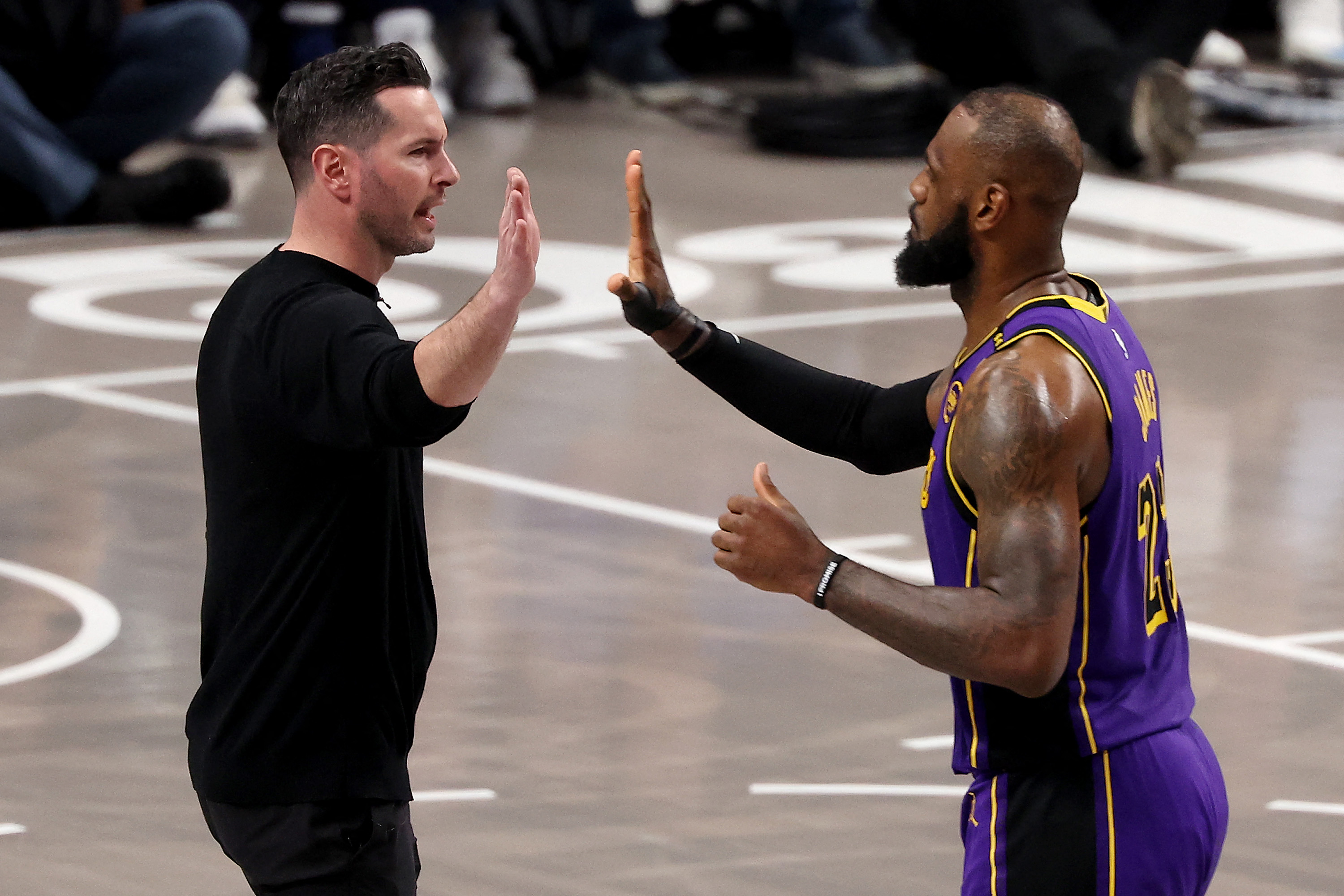 總教練JJ·瑞迪克(JJ Redick,左)還是相當倚賴詹皇。法新社