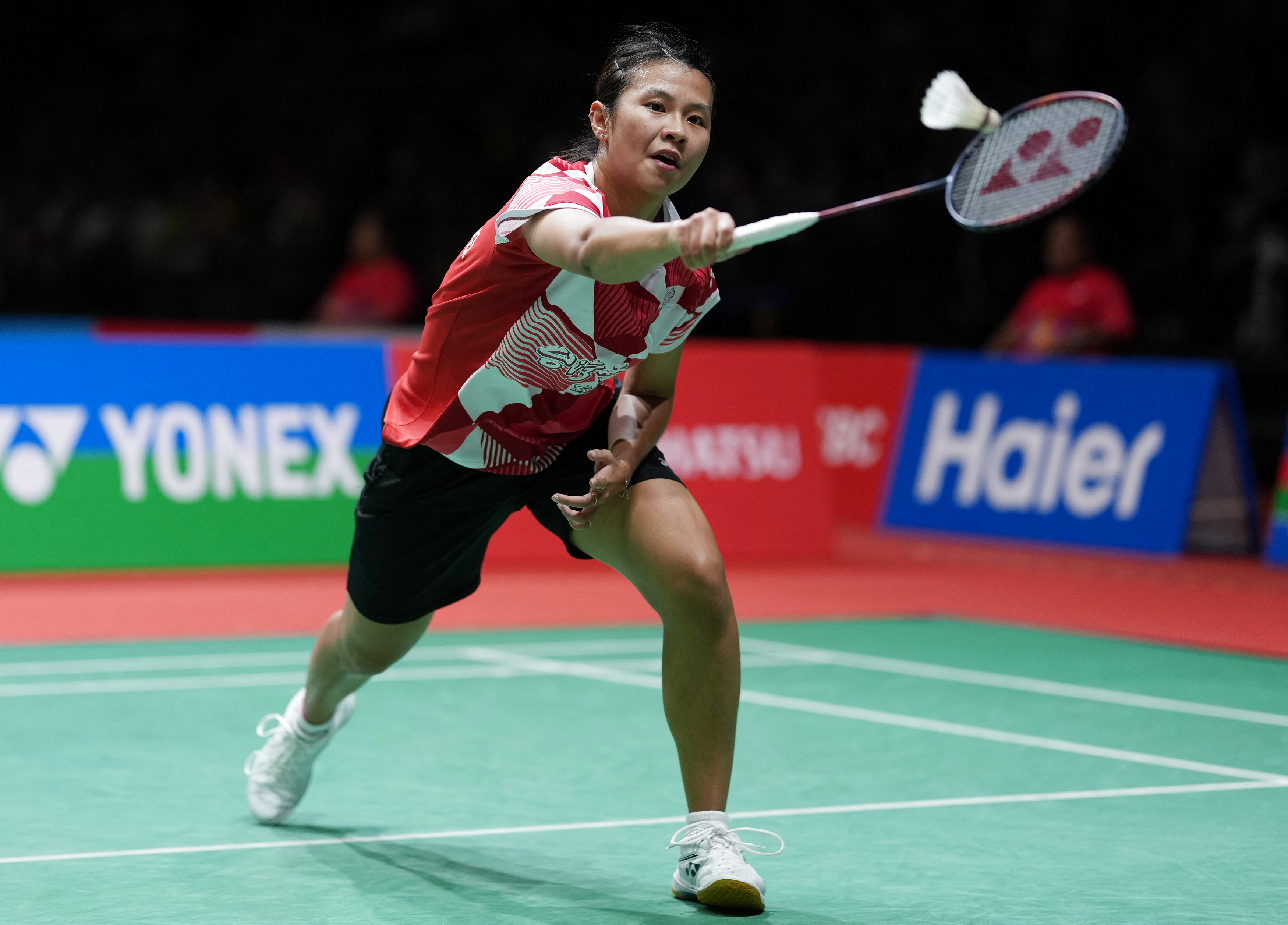 邱品蒨三局逆轉晉印尼大師賽女單16強。法新立土