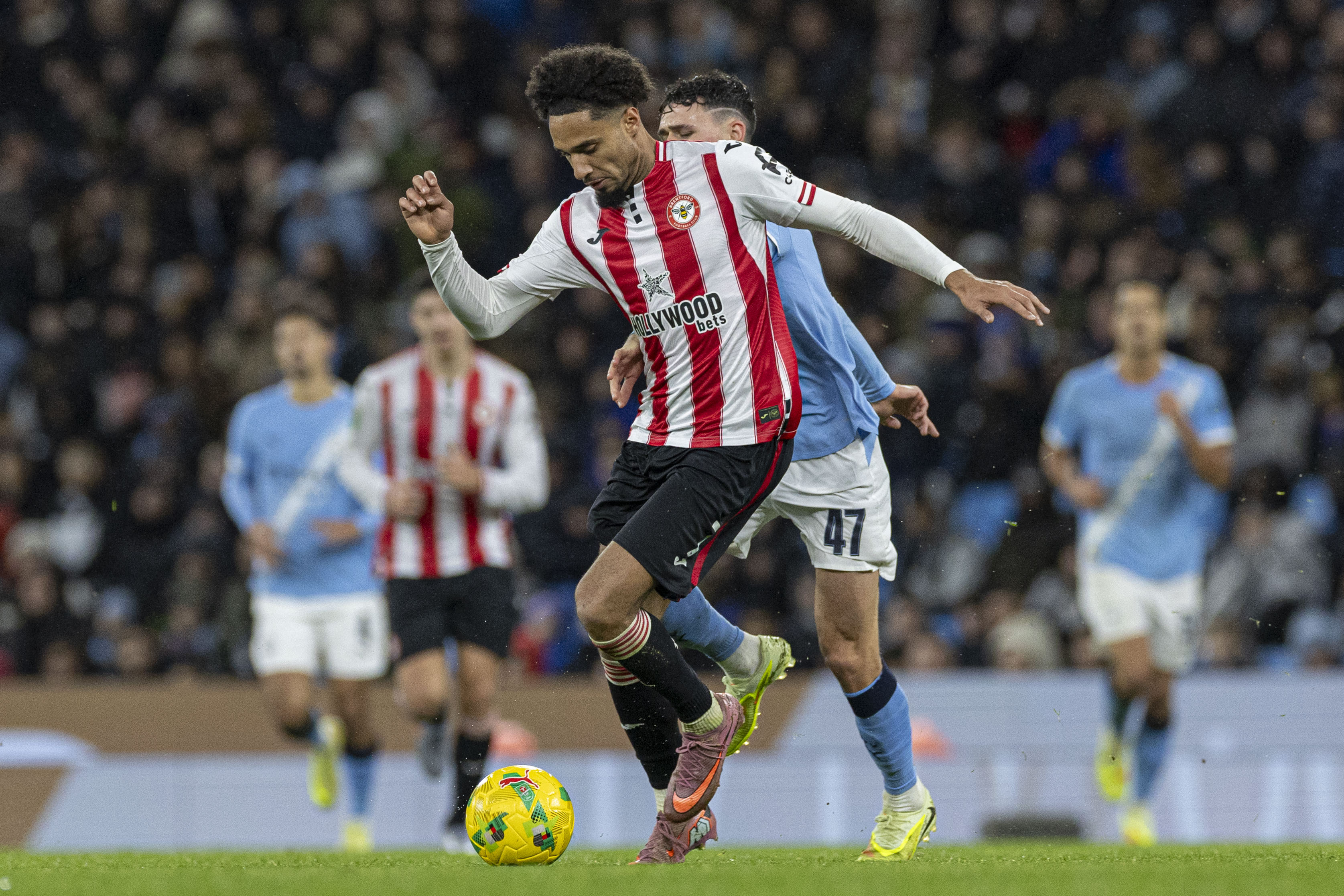 布倫特福德上場4-1大勝伯恩茅斯,凱文·沙德還(Kevin Schade,前)上演帽子戲法。法新社