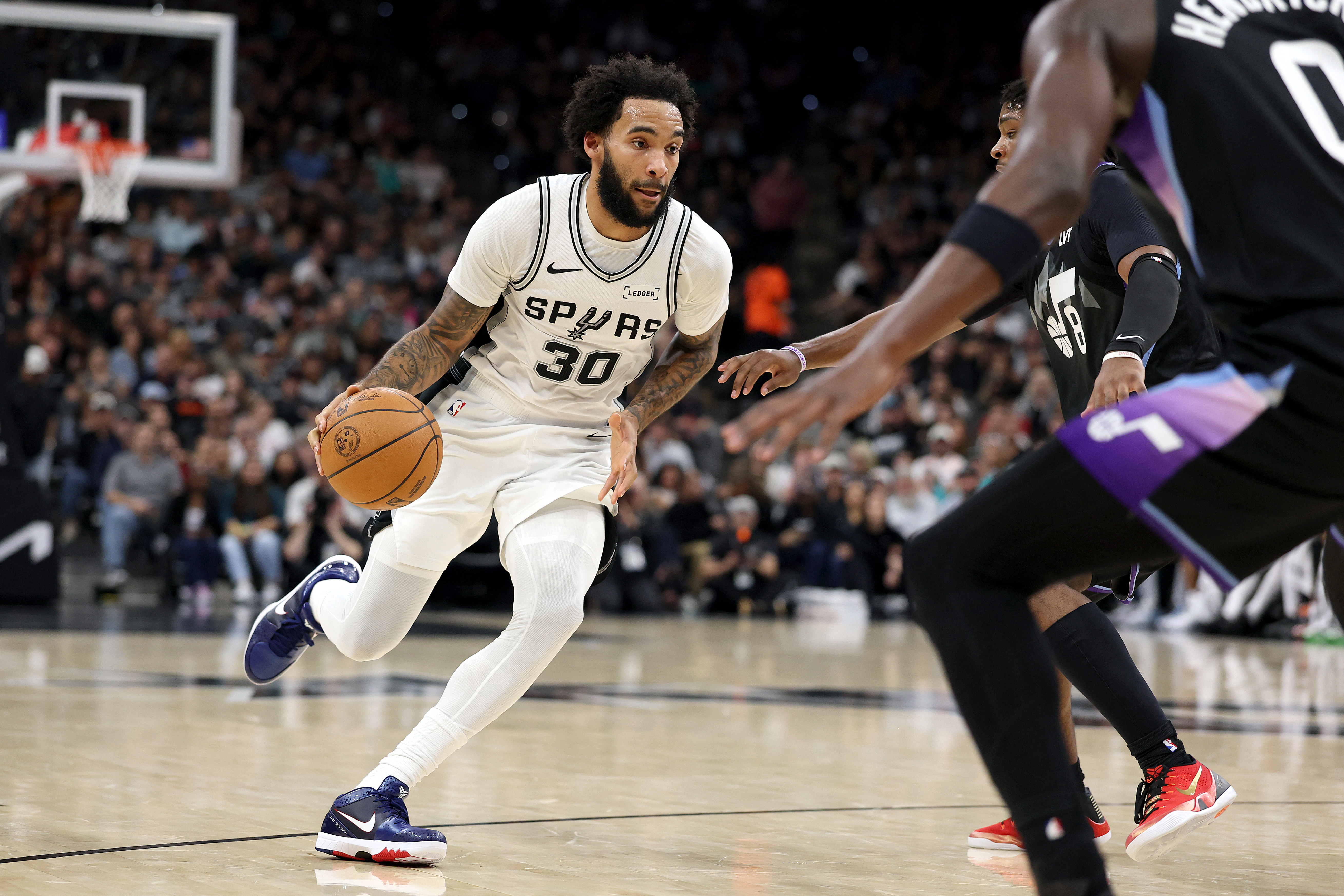 的錢帕尼(Julian Champagnie,左)射出打破隊史紀錄的單場11個三分球。法新社