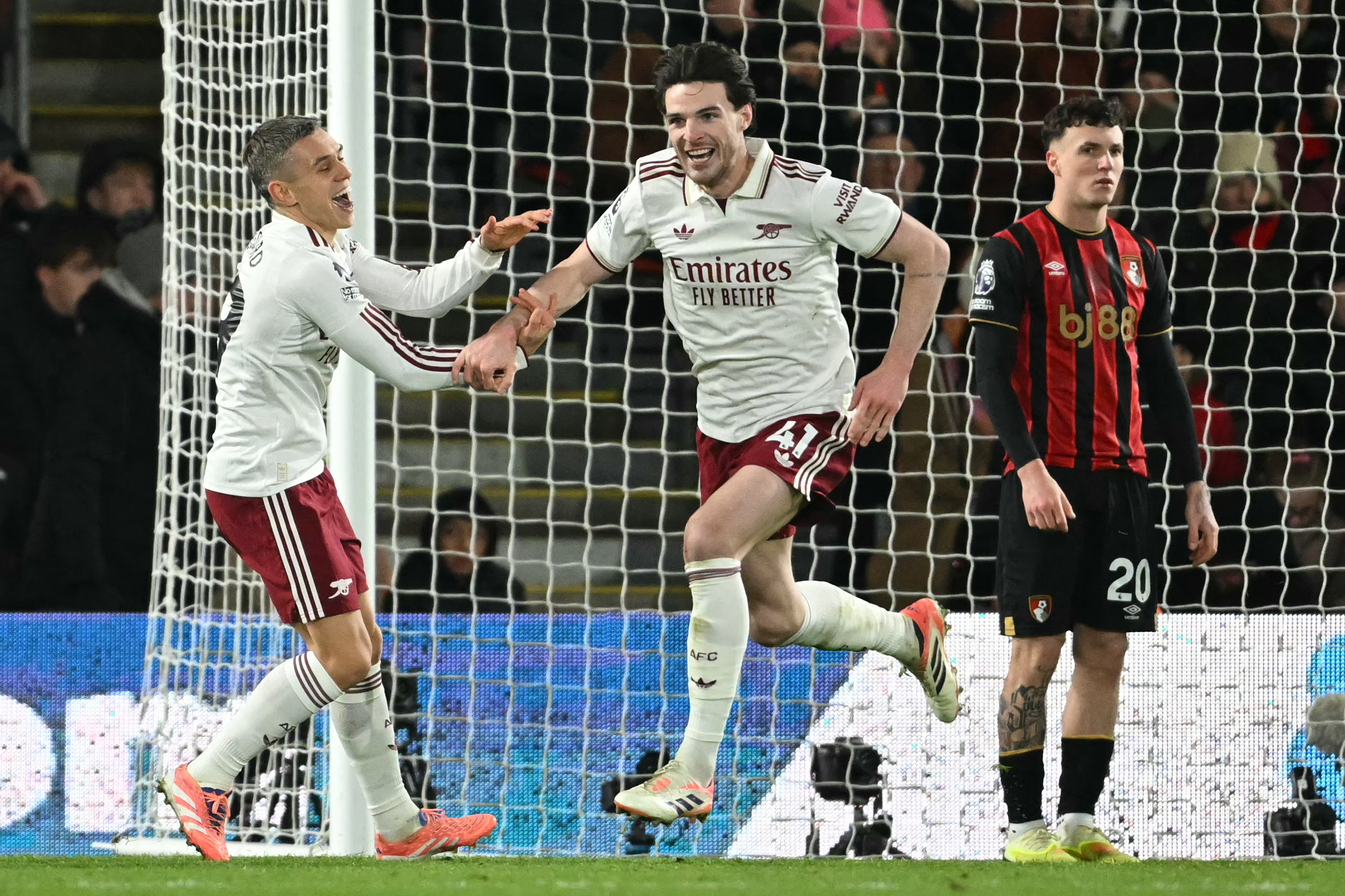 傷癒歸隊的萊斯（Declan Rice，中）獨中兩元。法新社