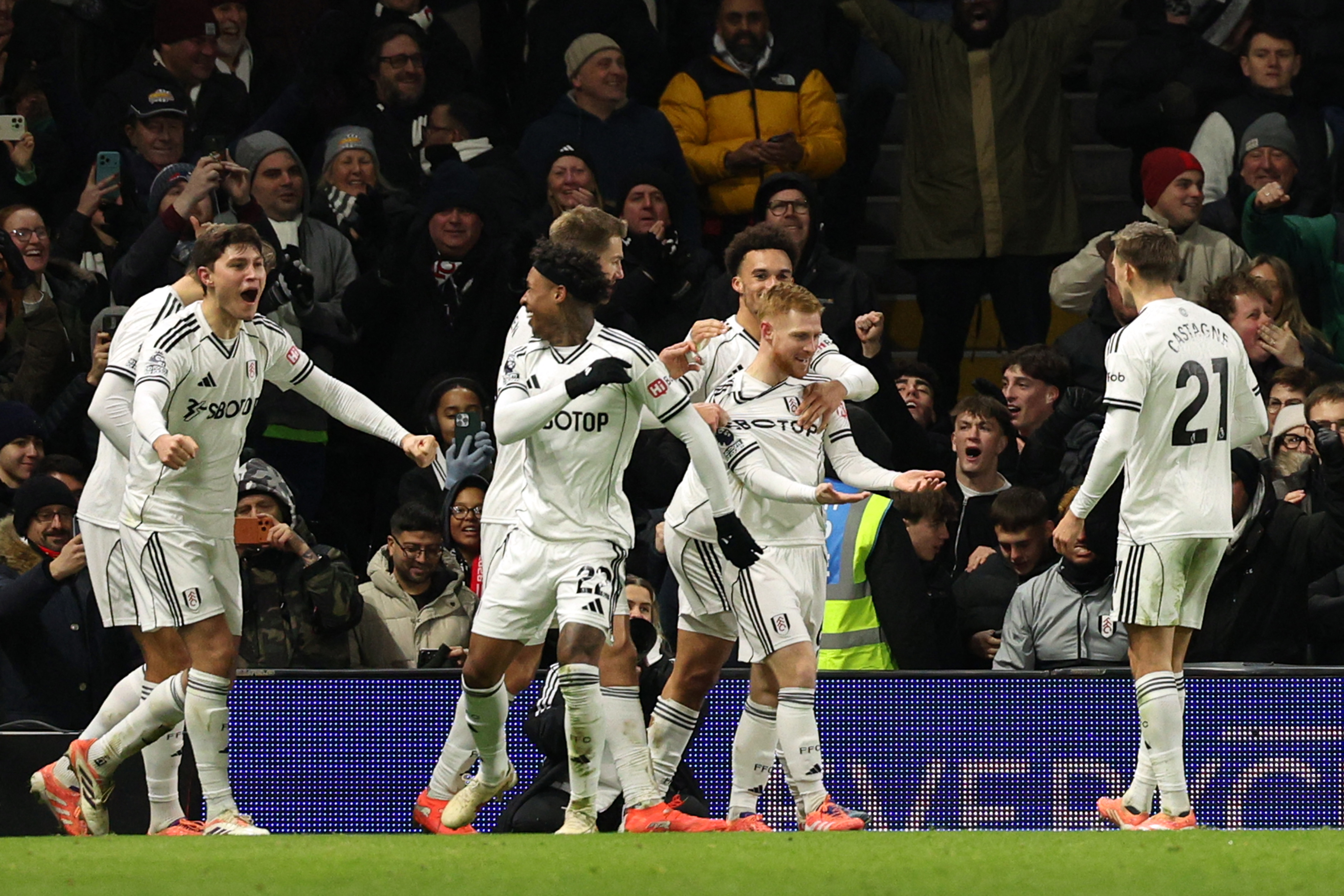 里德（Harrison Reed，右2）竟在最後時刻轟出一記精彩絕倫的遠射逼和紅軍。法新社