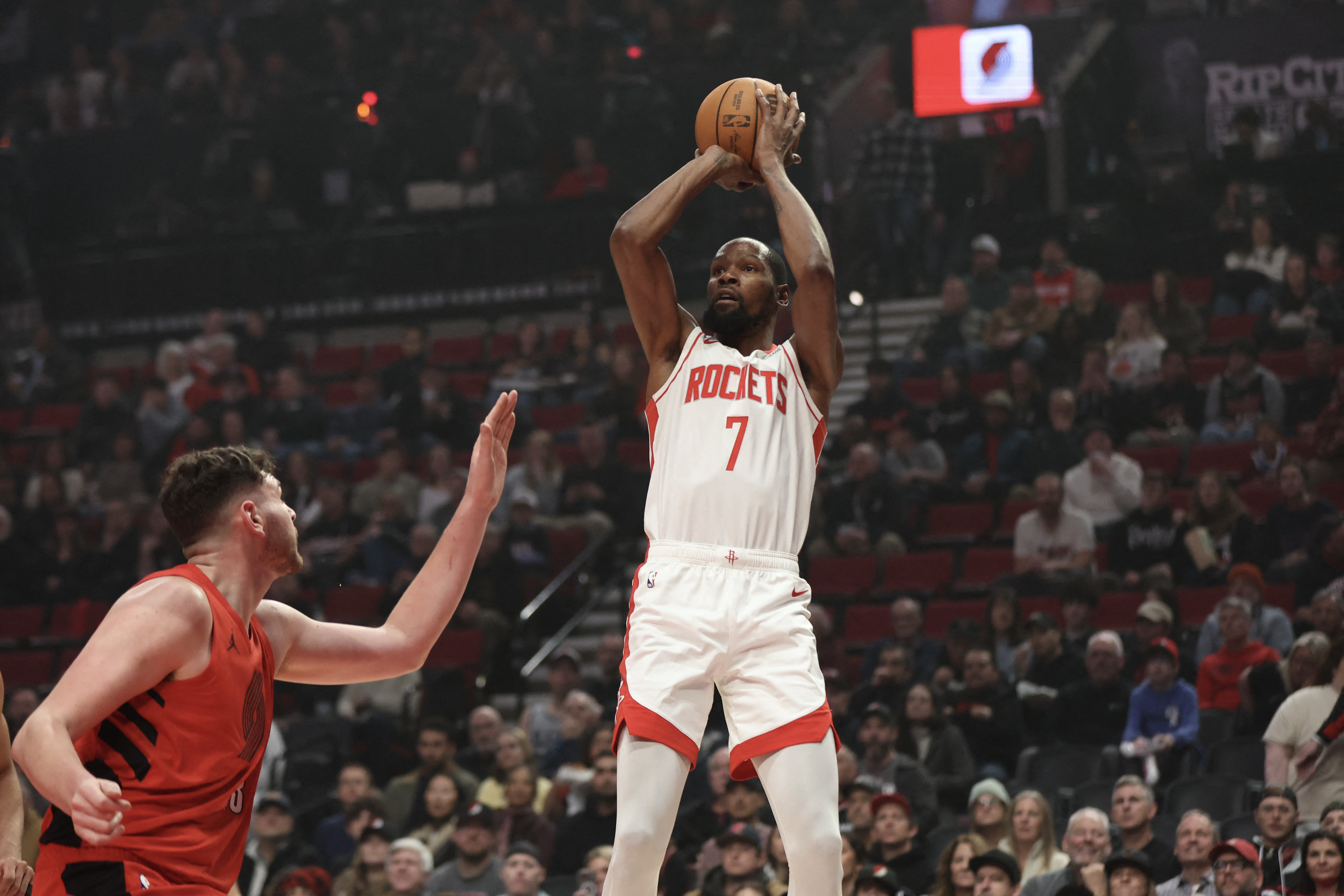 杜蘭特超越張伯倫登歷史得分榜第七位。法新社