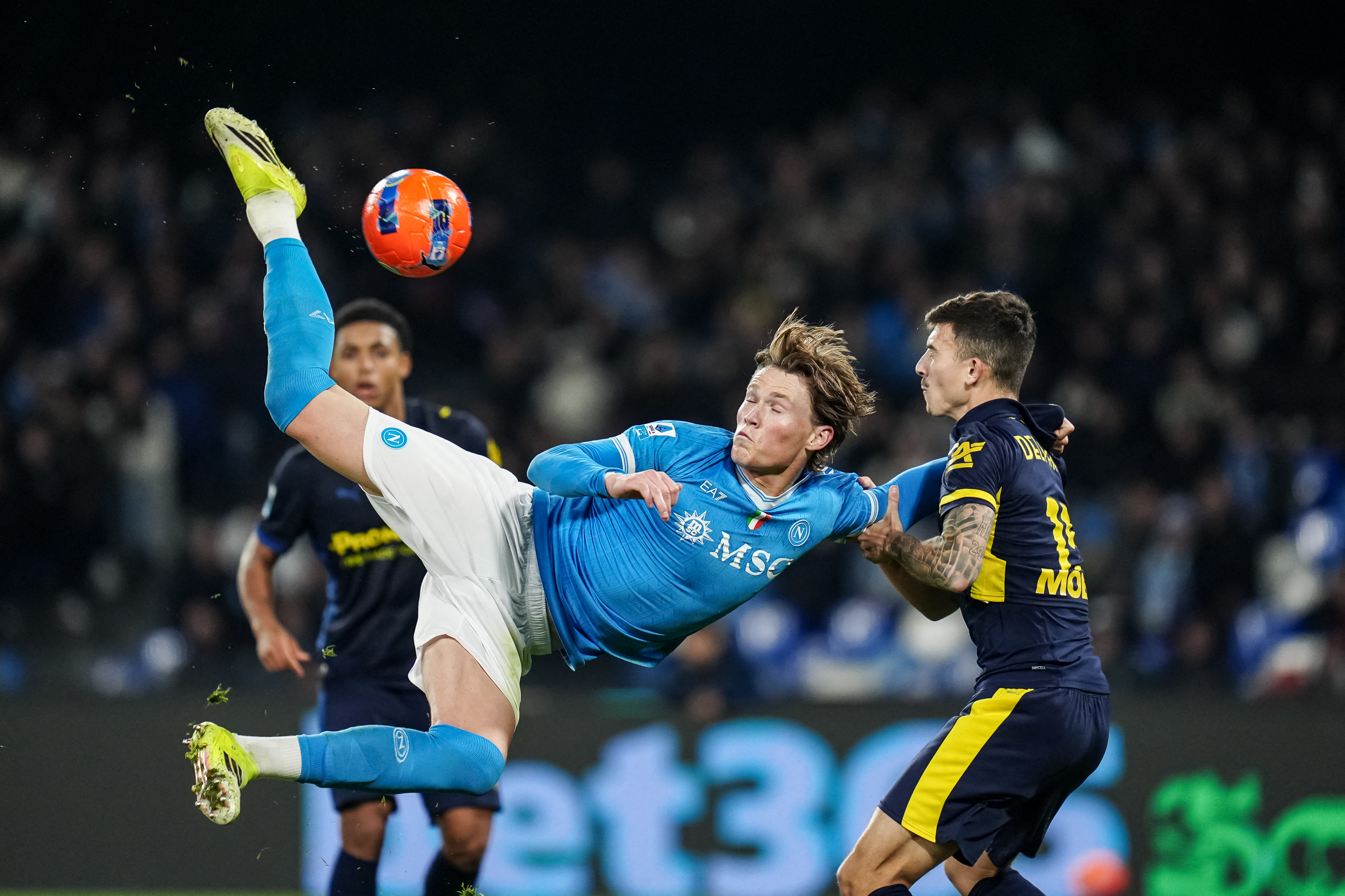 拿坡里連對國米都火力全開，史葛.麥湯米尼(中)獨中兩元超亮眼！法新社