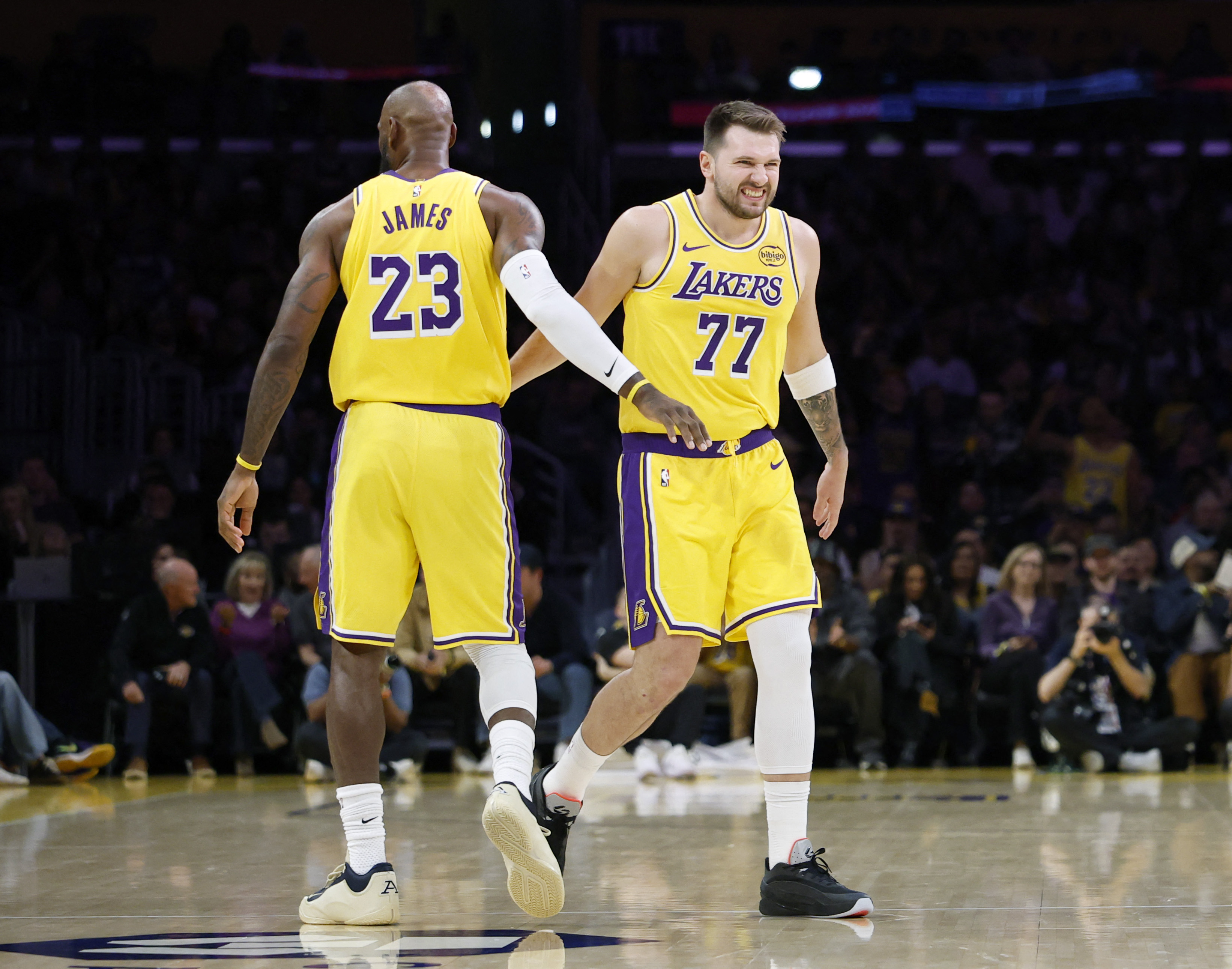 詹姆斯（LeBron James，左）大讚隊友唐西奇（Luka Doncic）。法新社