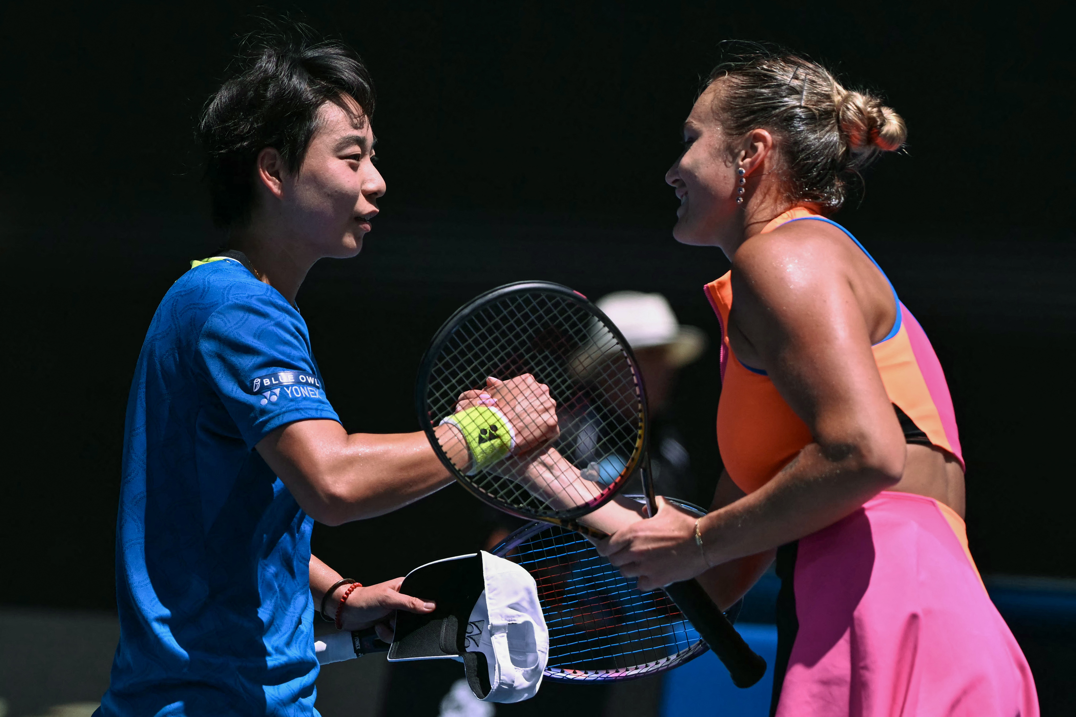 現任球后莎芭蓮卡（Aryna Sabalenka，右）今只花72分鐘就以直落兩盤打敗中國會外賽晉級的大黑馬白卓璇。法新社