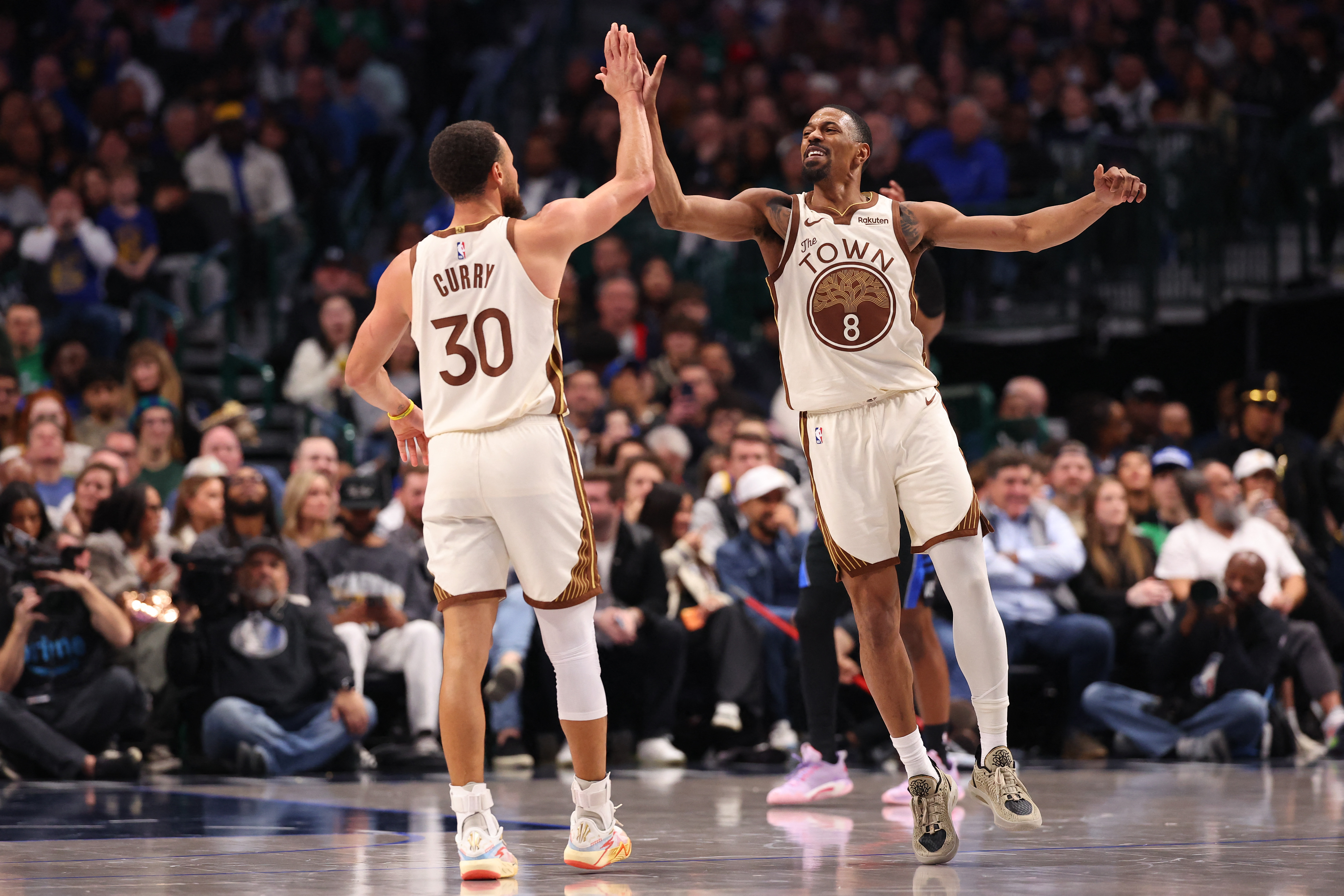 金州當家球星柯瑞（Stephen Curry，左）憑藉單節13分，全場攻下26分、7助攻。法新社