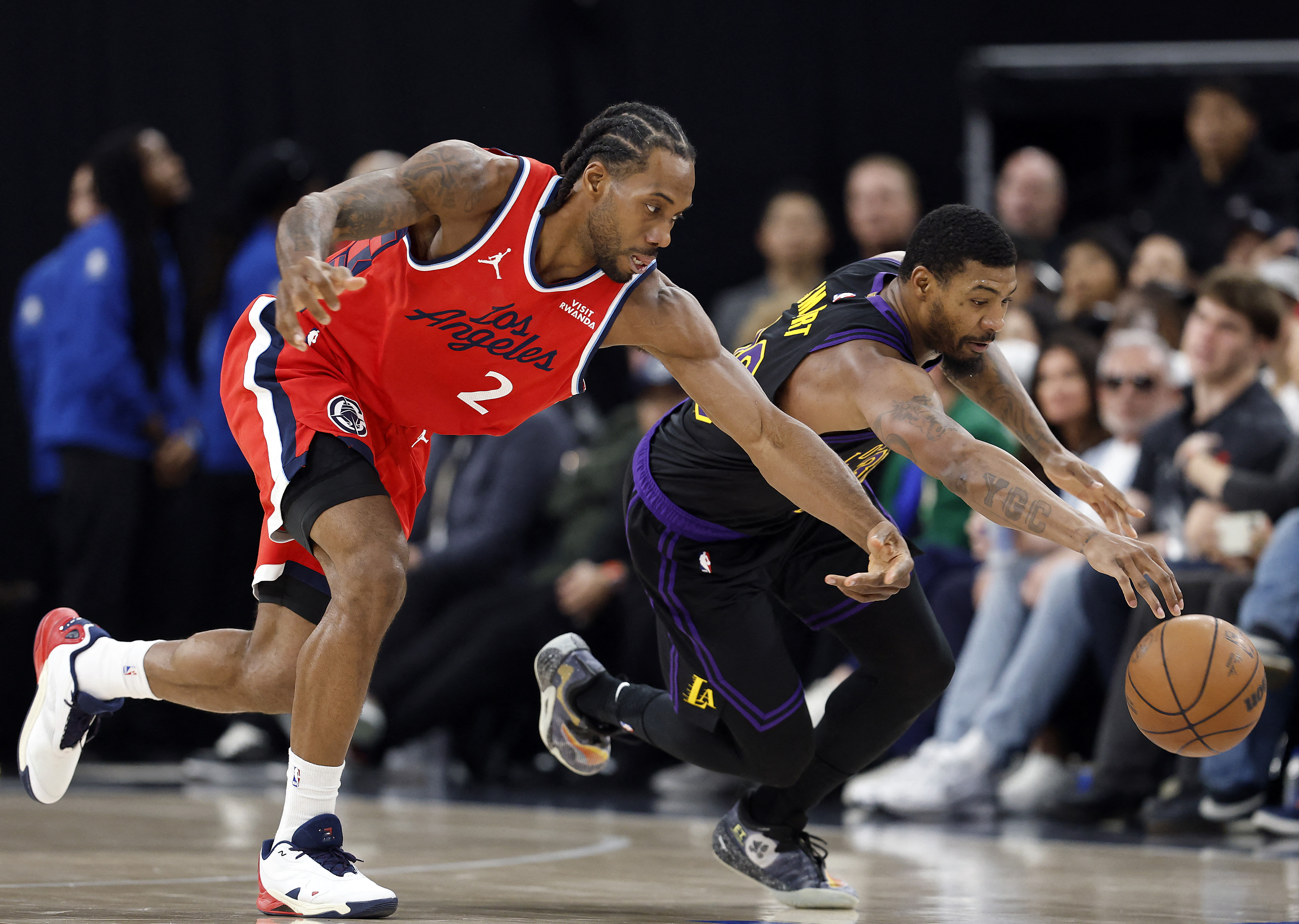 快艇方面7人得分上雙，雷納德（左）就有24分。法新社