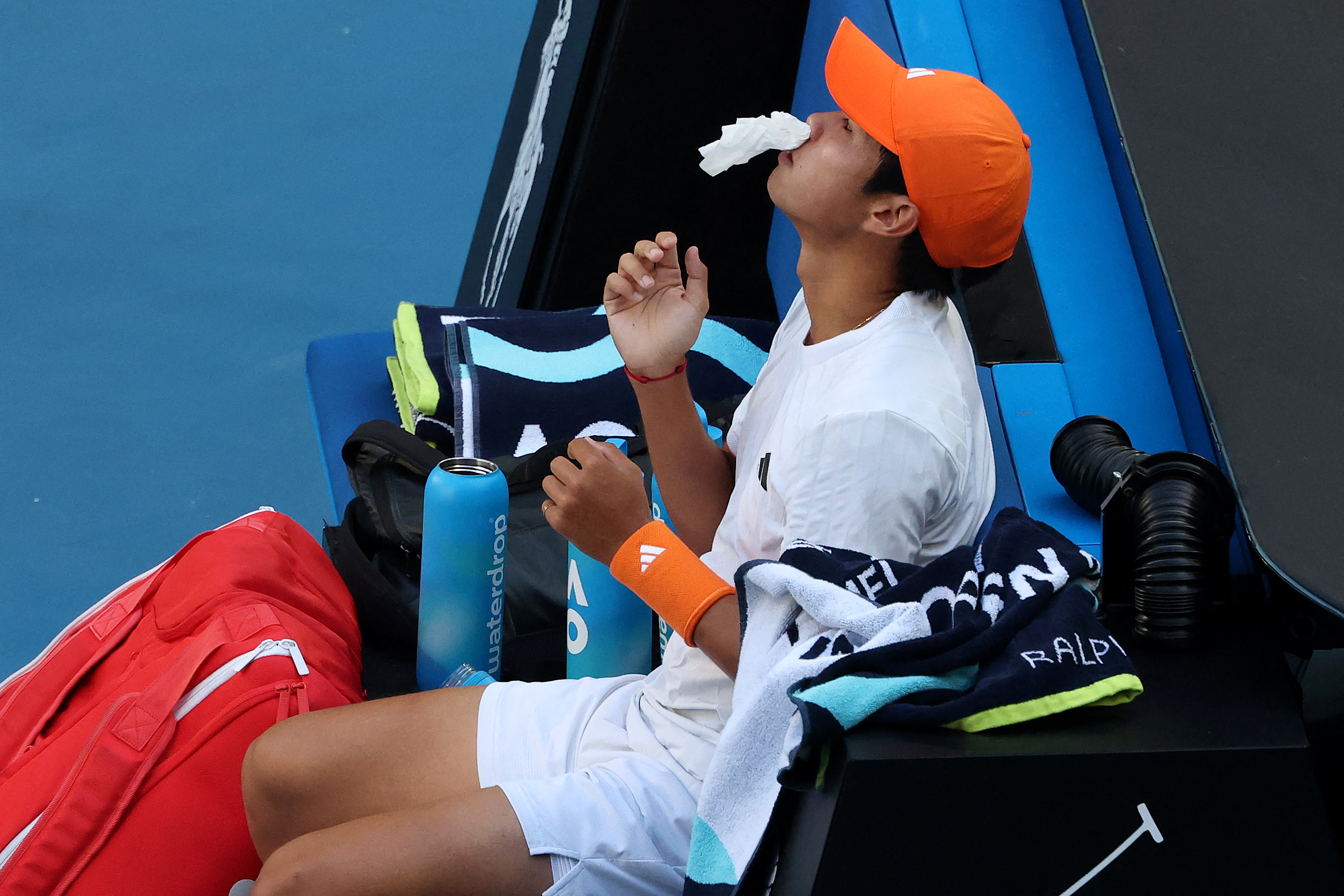 美國的越南裔新星、世界第29錢勒納（Learner Tien）首盤出現流鼻血。法新社