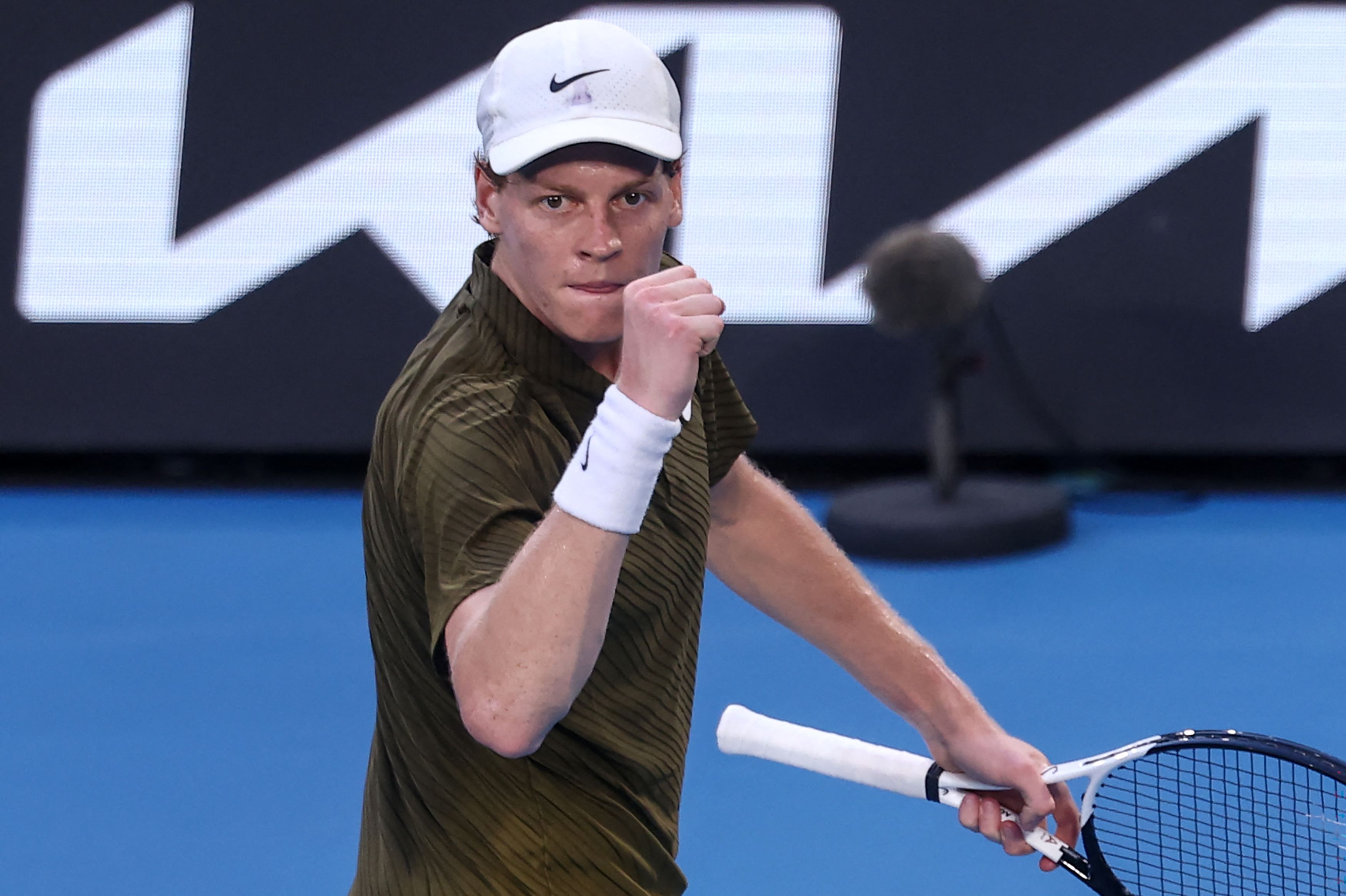 義大利名將辛納（Jannik Sinner）今在男單16強賽事開始前因穿戴裝置被要求拿下。法新社