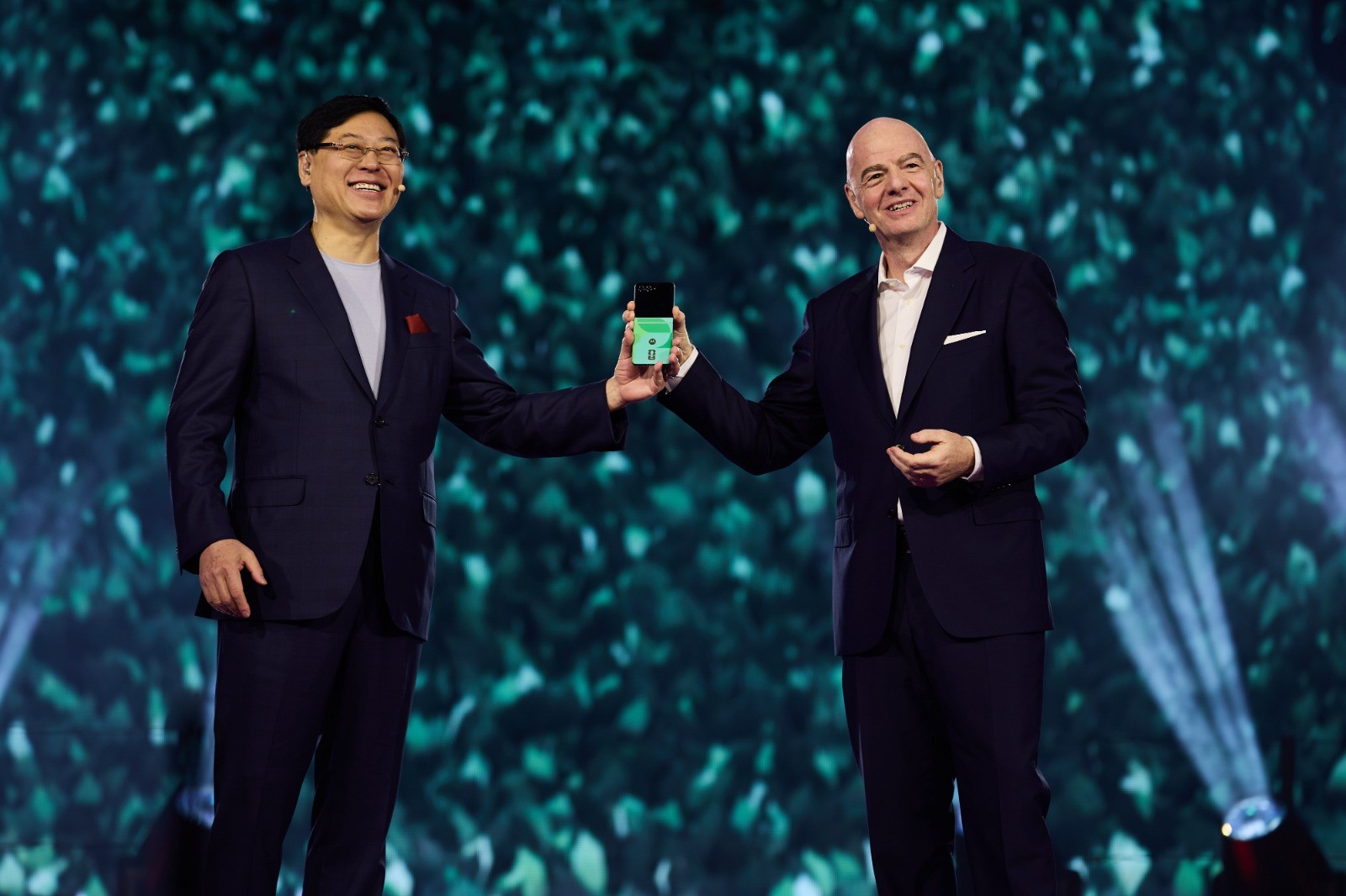 國際足總主席因凡蒂諾 (Gianni Infantino，右)宣布與中國聯想集團合作。摘自FIFA推特 