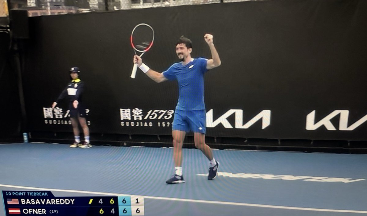 世界第131、奧地利球員奧夫納（Sebastian Ofner）誤以為已經獲勝提前慶祝結果竟遭到逆轉。摘自推特