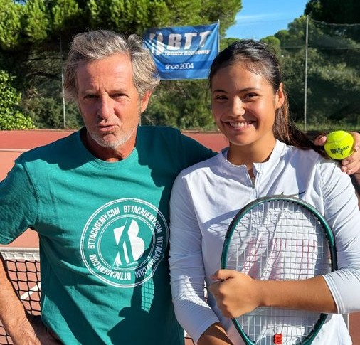 前美網冠軍得主拉杜卡努 (Emma Raducanu，右)與名教練羅伊格 (Francisco Roig) 合作僅六個月。摘自拉杜卡努推特