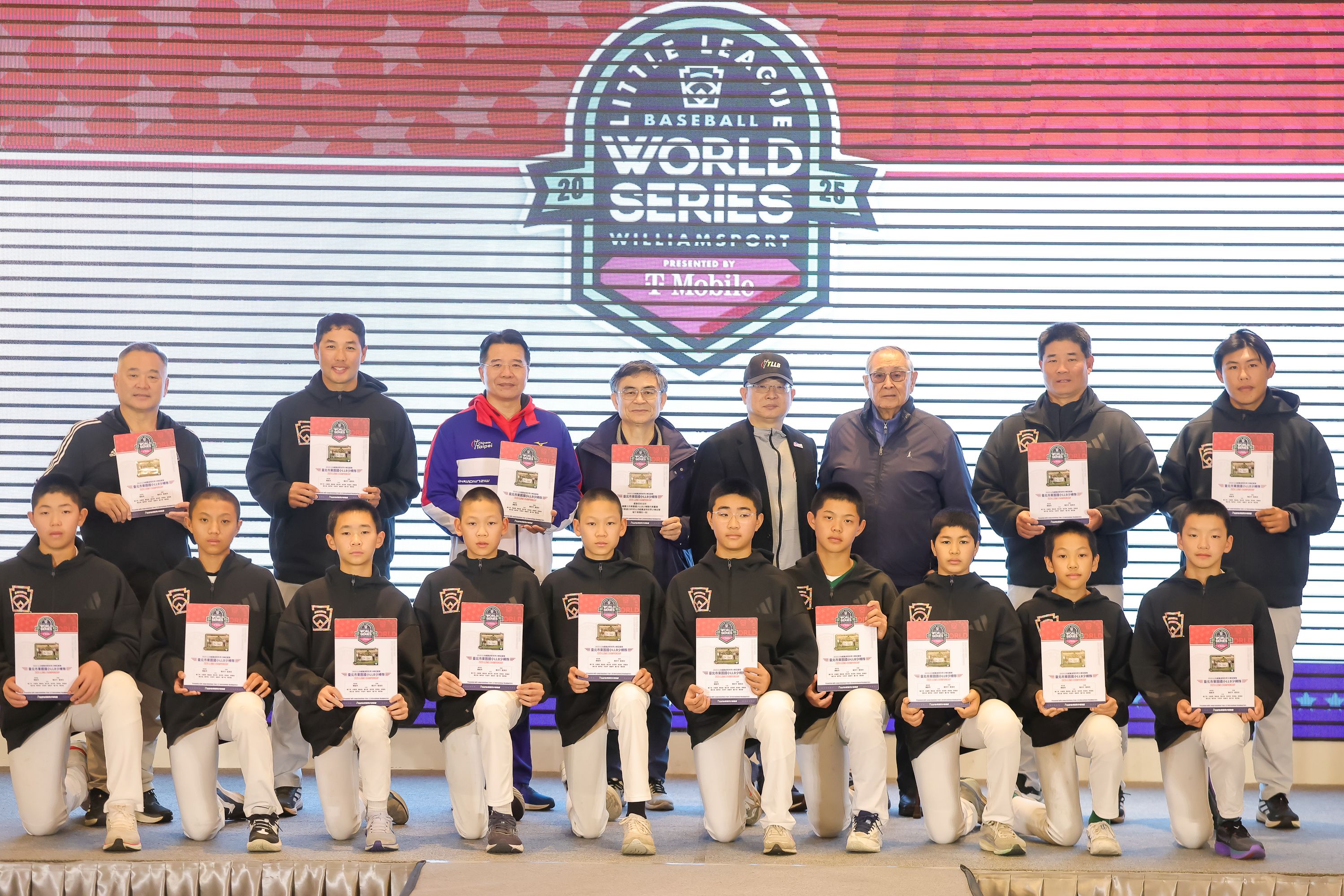 LLB總部今年特別製作少棒世界冠軍紀念球員卡給東園國小。台灣世界少棒聯盟提供