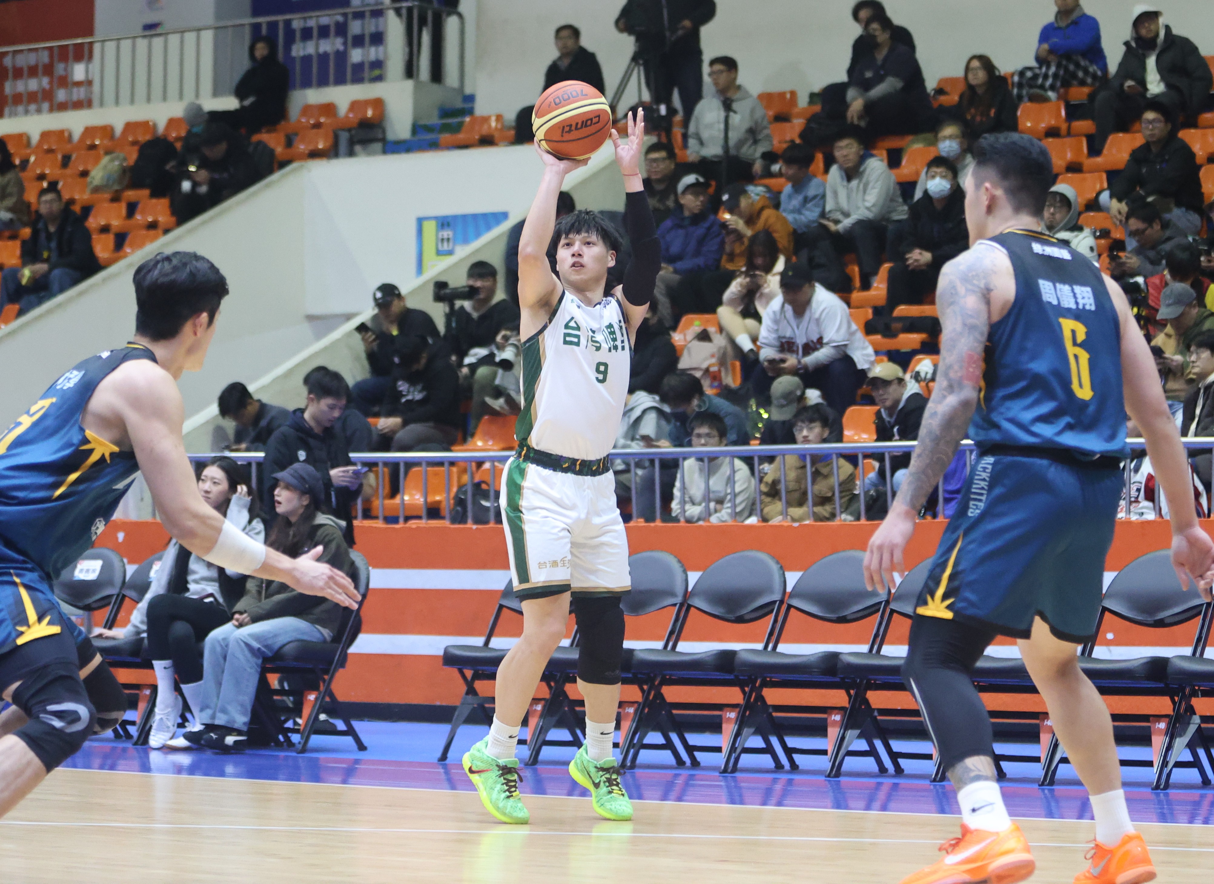 王鈞聖三分冷箭讓基隆黑鳶防不勝防。陳楷攝