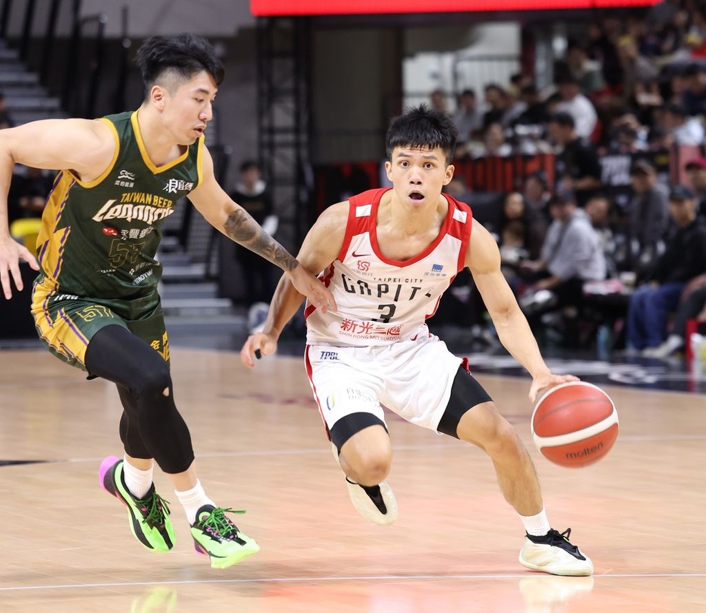 洛夫頓離隊後丁聖儒重掌球權，每場6.8次助攻本土第一。李天助攝