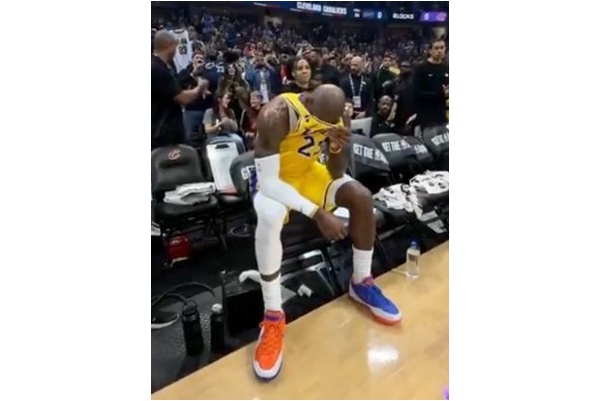 詹姆斯(LeBron James)重返可能是NBA生涯起點克里夫蘭最後一時淚灑球場。摘自推特
