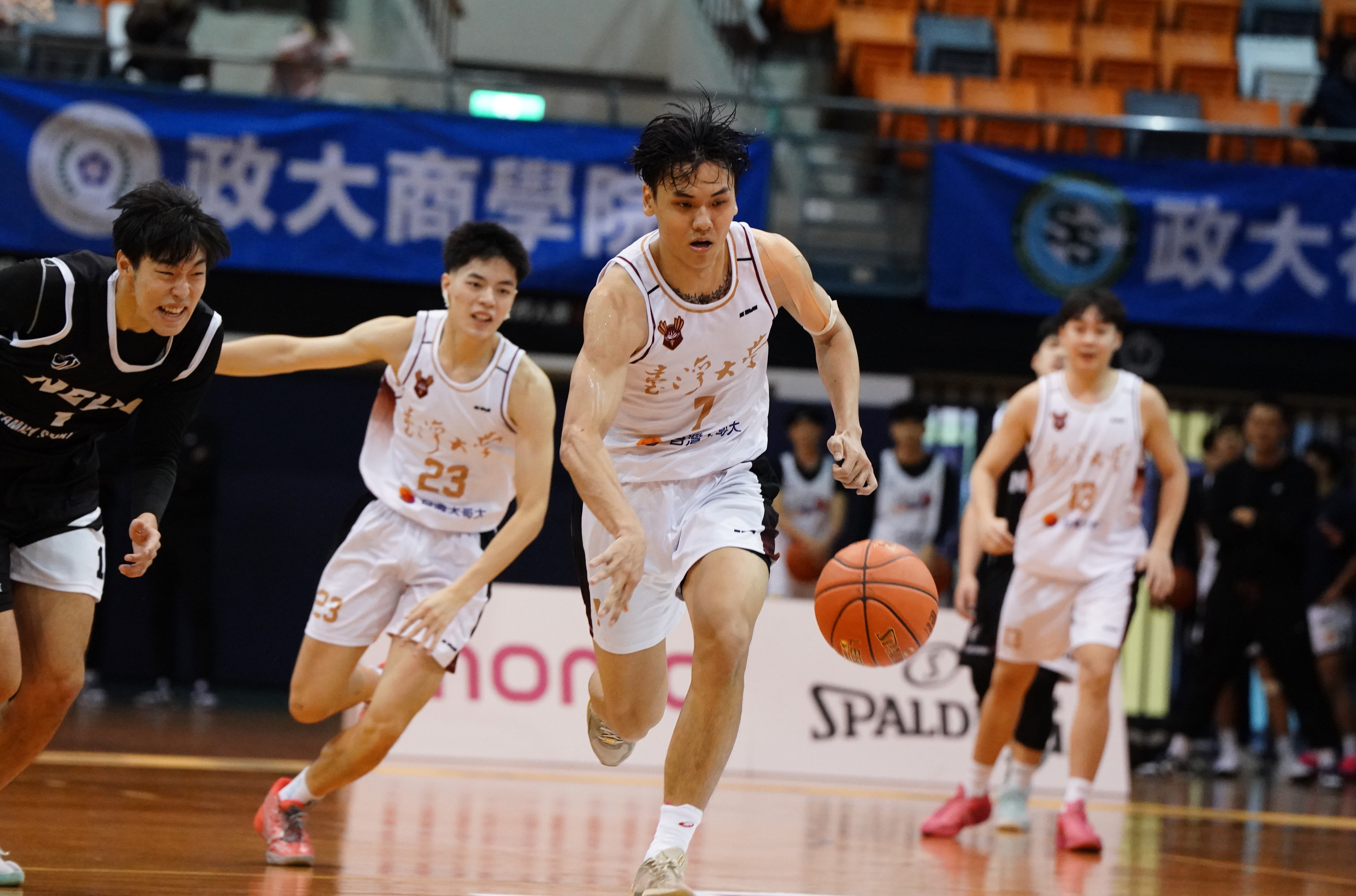 臺大周恩傑正規賽最後12秒關鍵抄截後上籃將戰局逼到延長賽。大專體總提供