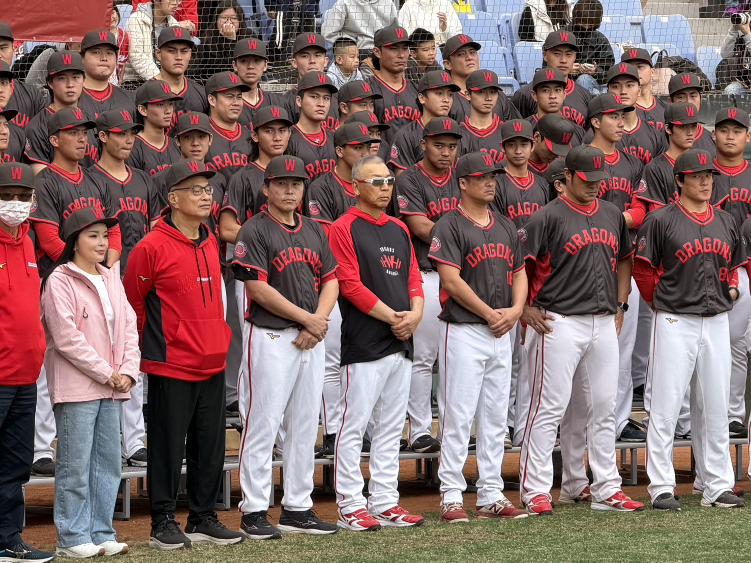 葉君璋（前排左三）與古久保健二（前排左四）出席開訓典禮。吳敏欣攝