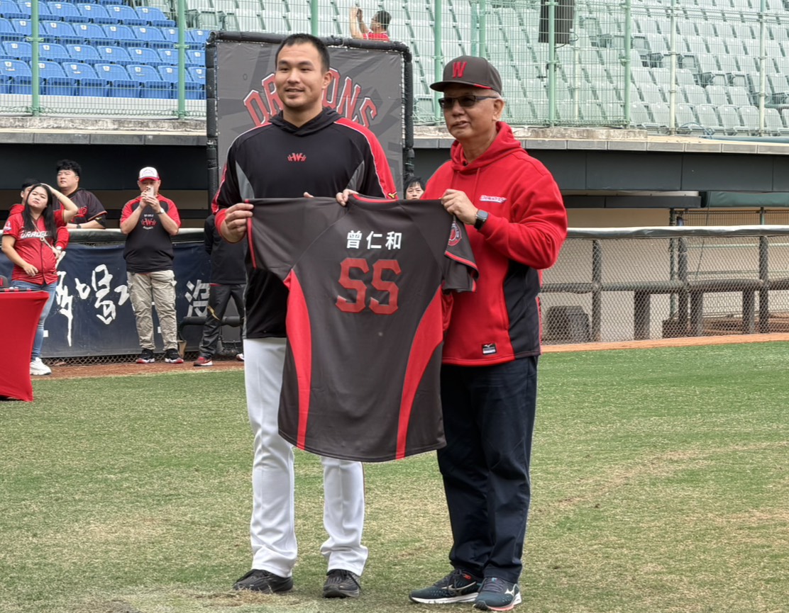 曾仁和（左）加盟味全龍穿55號球衣。吳敏欣攝