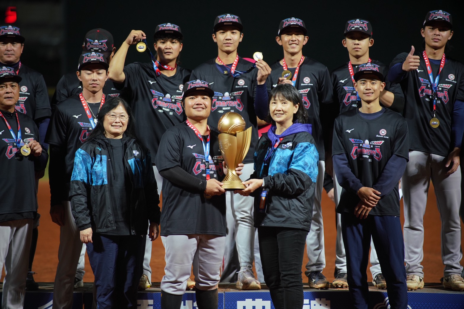 台北市大隊長汪家毅（前排左二）領冠軍金盃。大專體總提供