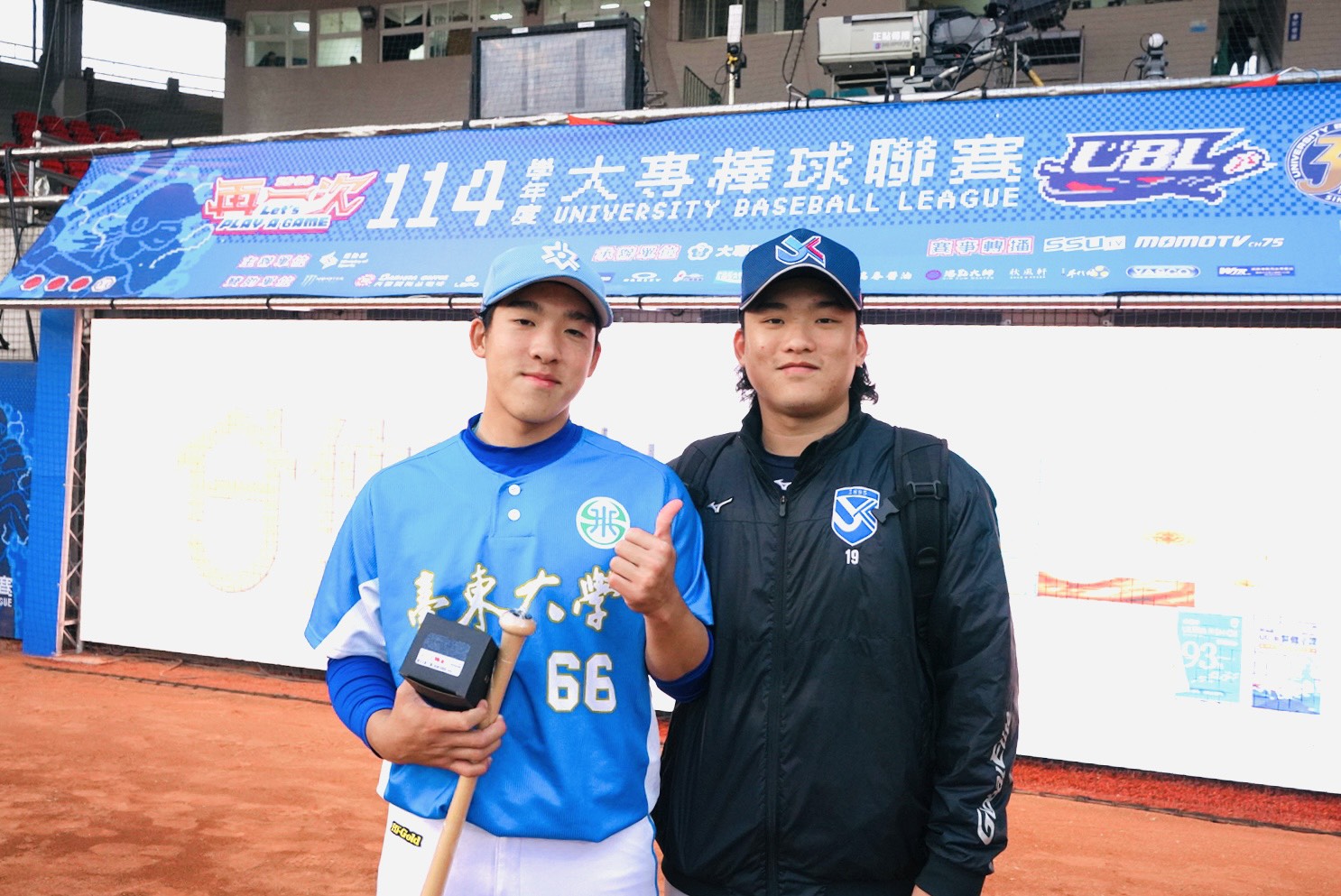 邱承葦(左)在哥哥邱承奕見證下拿到單場MVP。大專體總提供